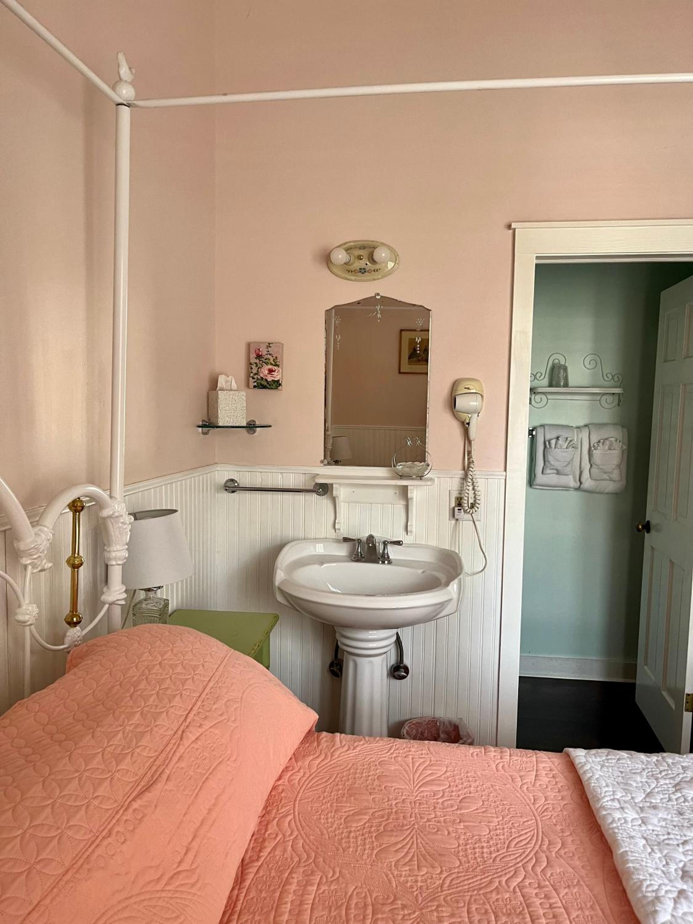 Standard Queen Room - Photo 5