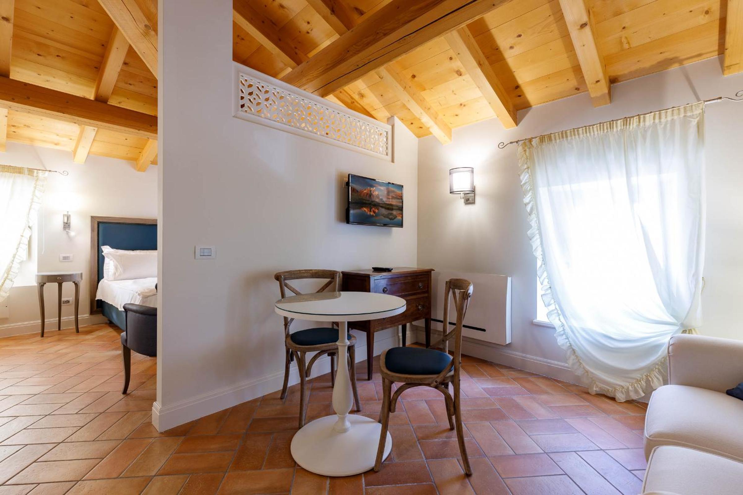 Suite - Photo 16