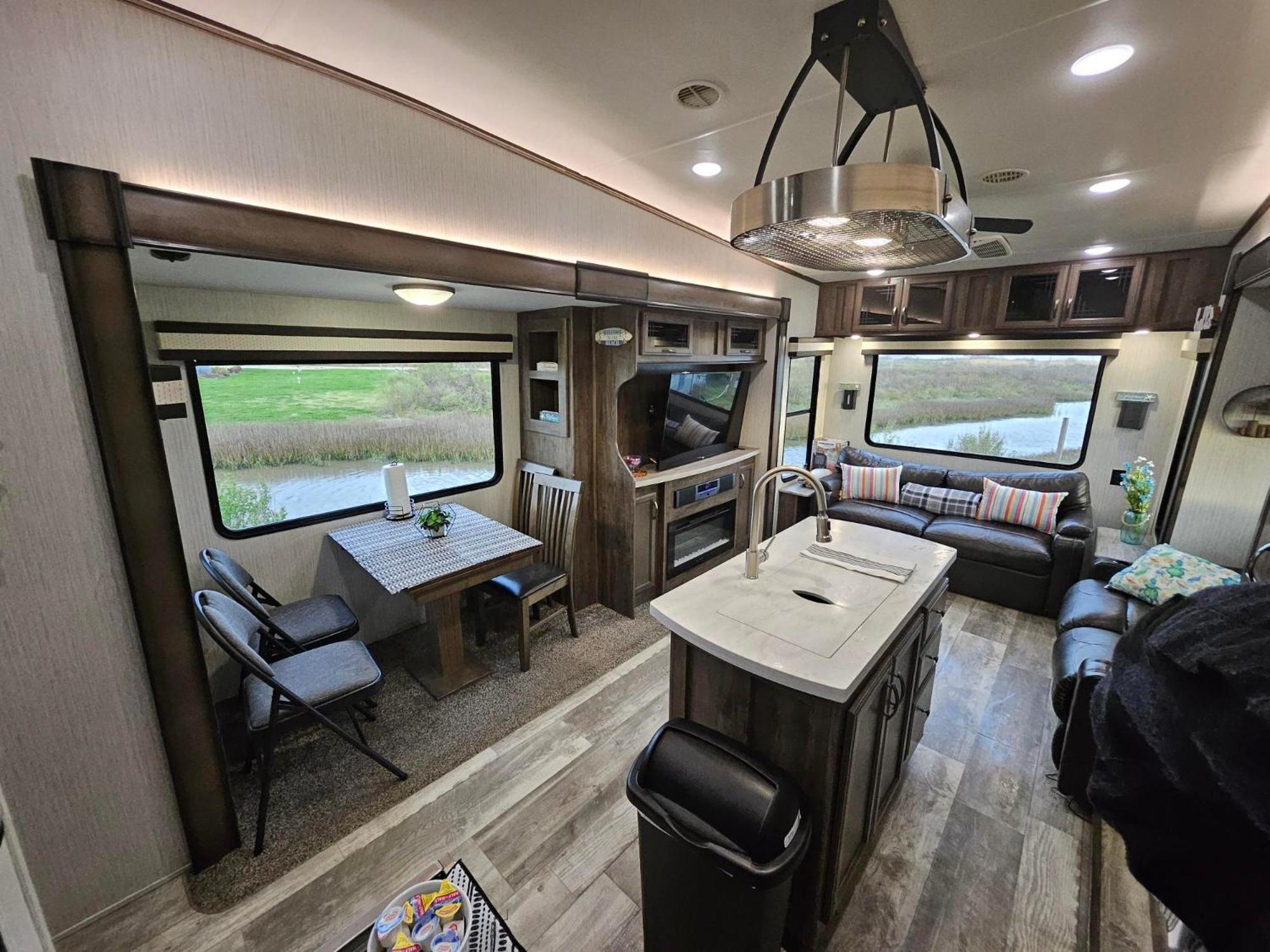 Deluxe Family Room photo 1