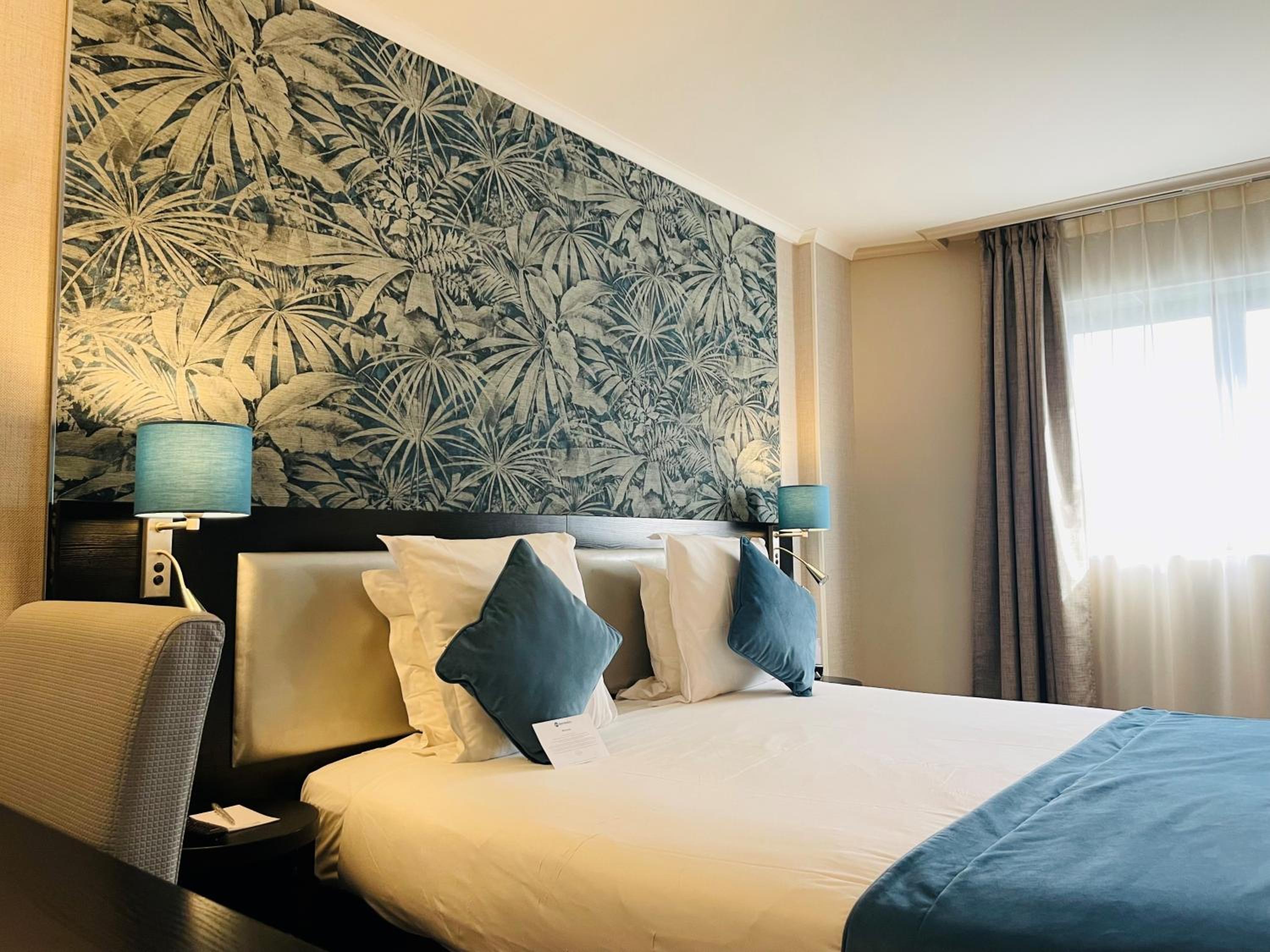 Superior King Room thumbnail 5