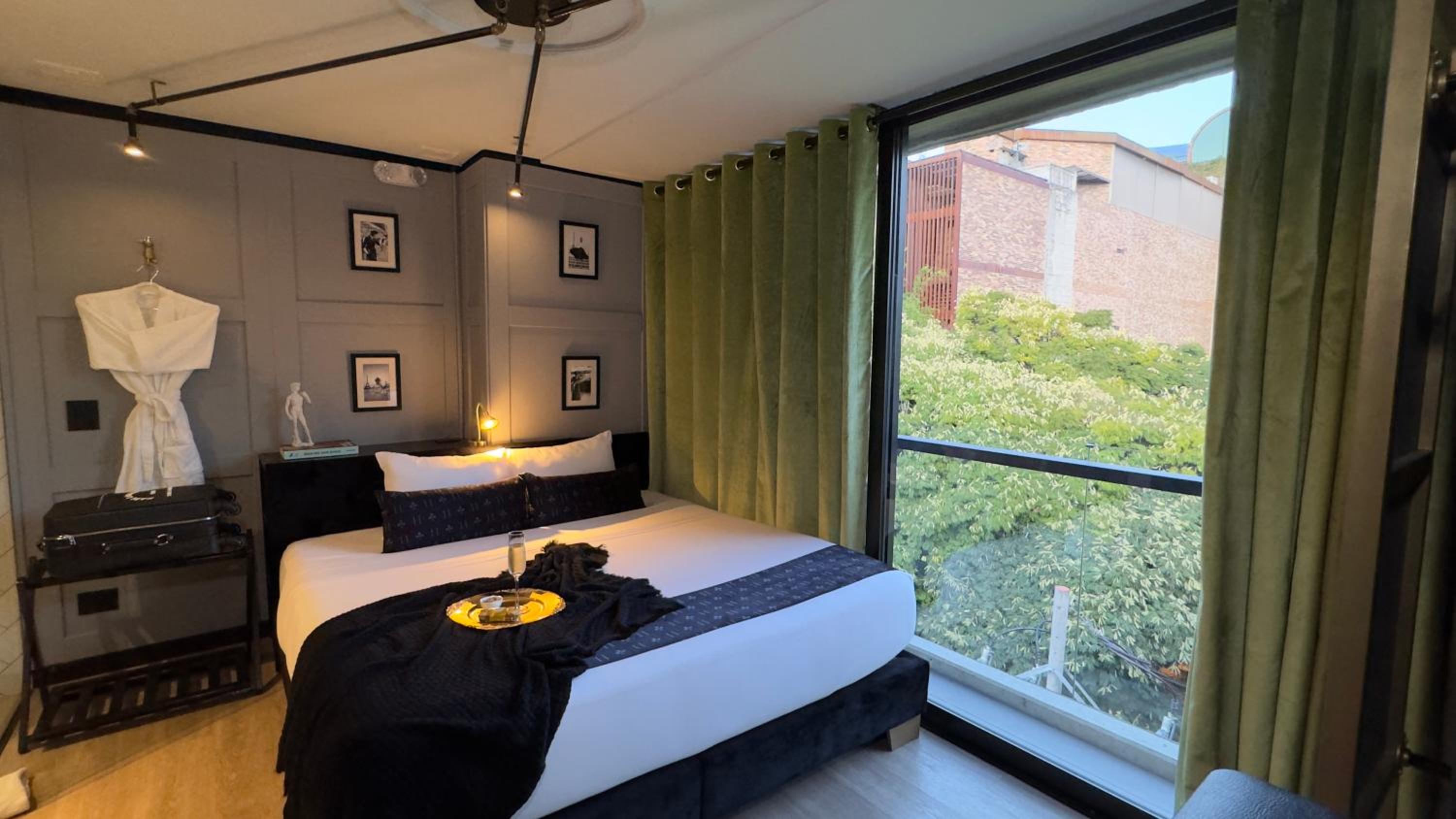 Deluxe Double Room with Balcony photo 2