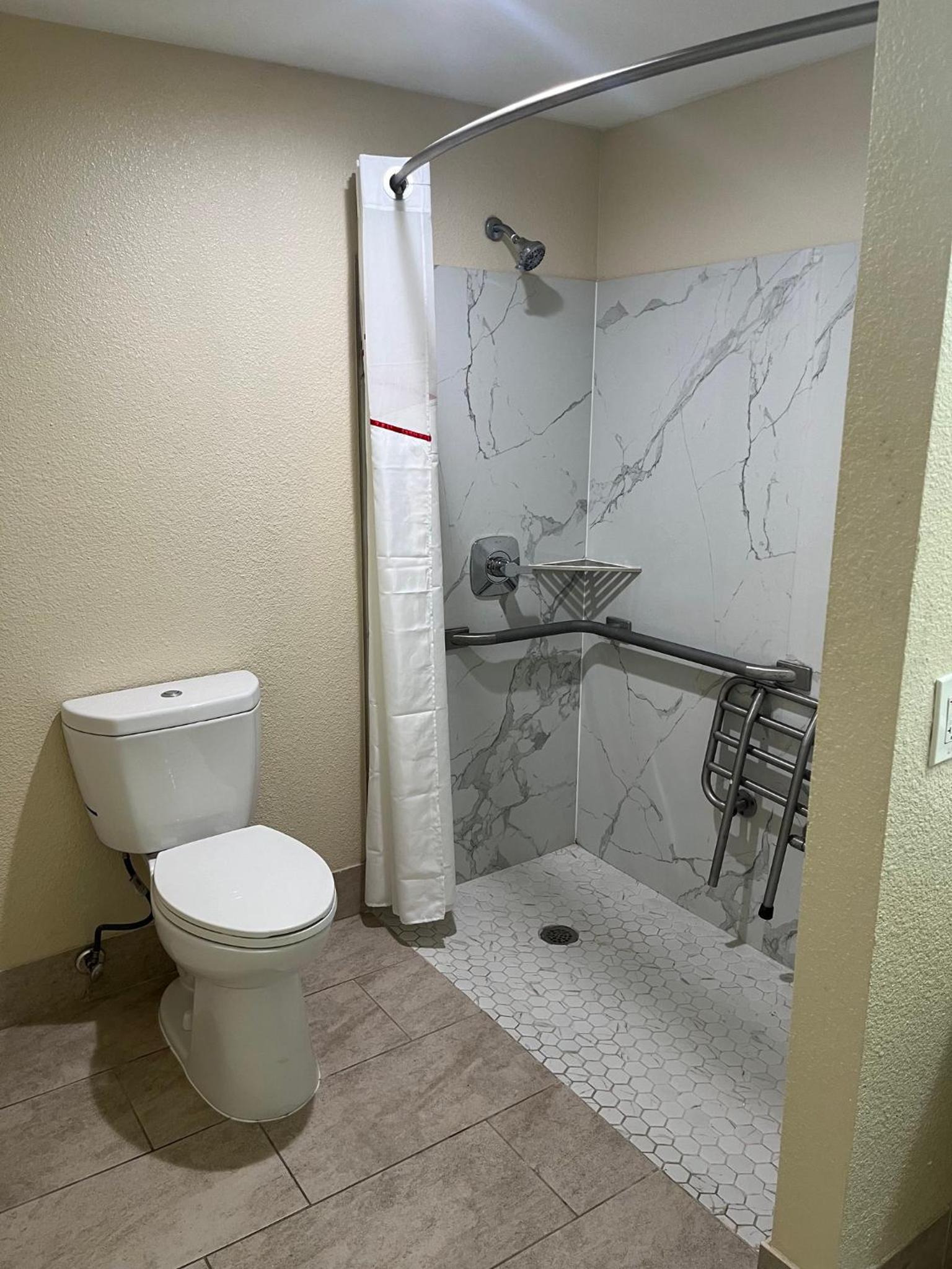Standard Room with One Double Bed Disability Access Non-Smoking - Photo 4