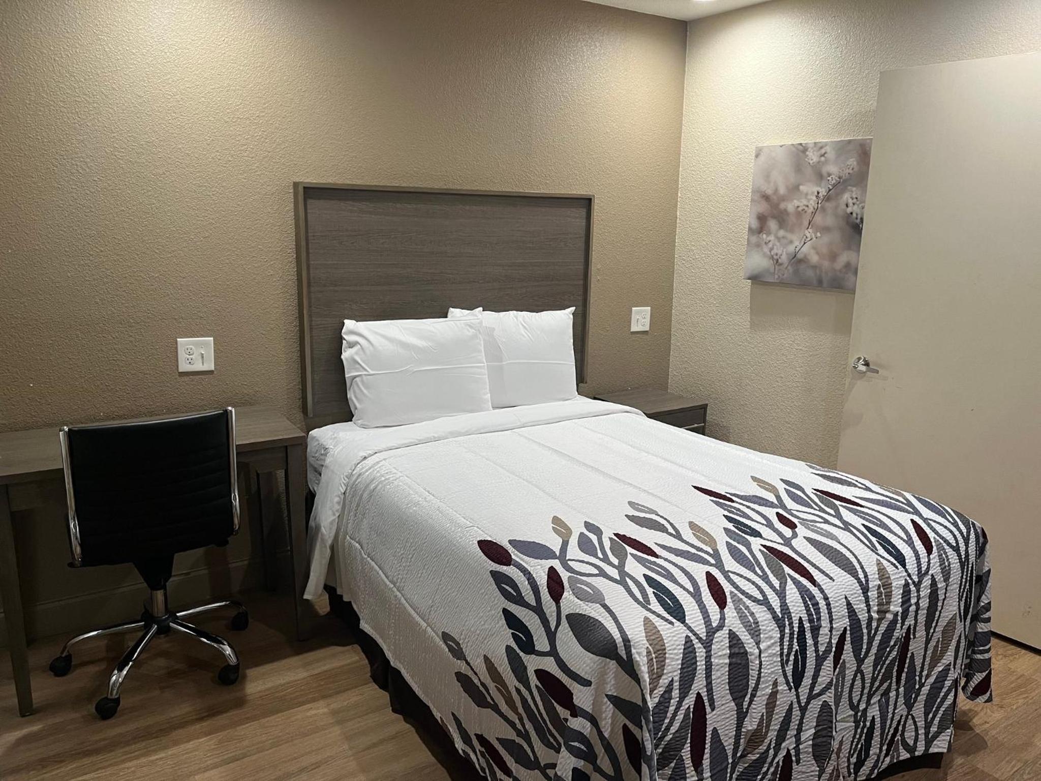 Standard Room with One Double Bed Disability Access Non-Smoking - Photo 1