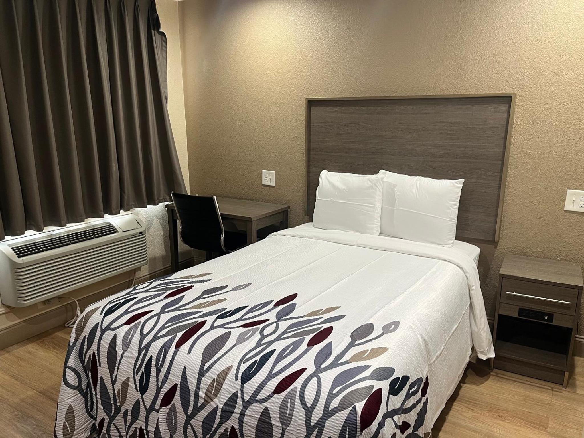 Standard Room with One Double Bed Disability Access Non-Smoking - Photo 2