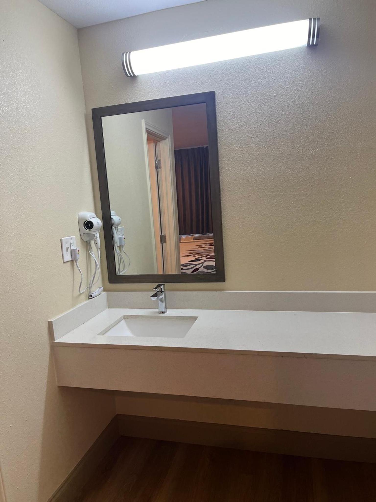 Standard Room with Two Double Beds Non-Smoking - Photo 3