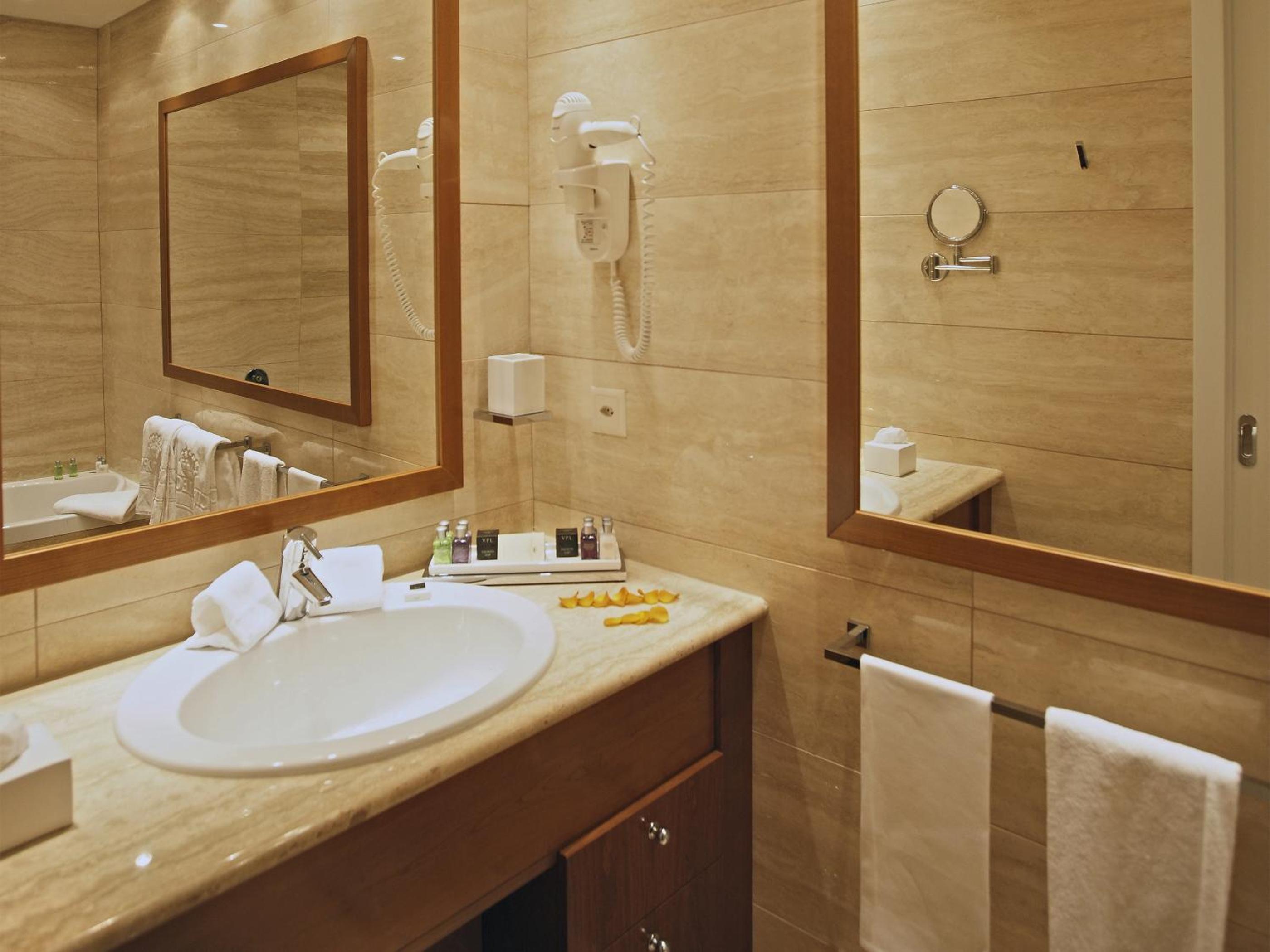 Deluxe One Bedroom Suite with Balcony - Photo 2