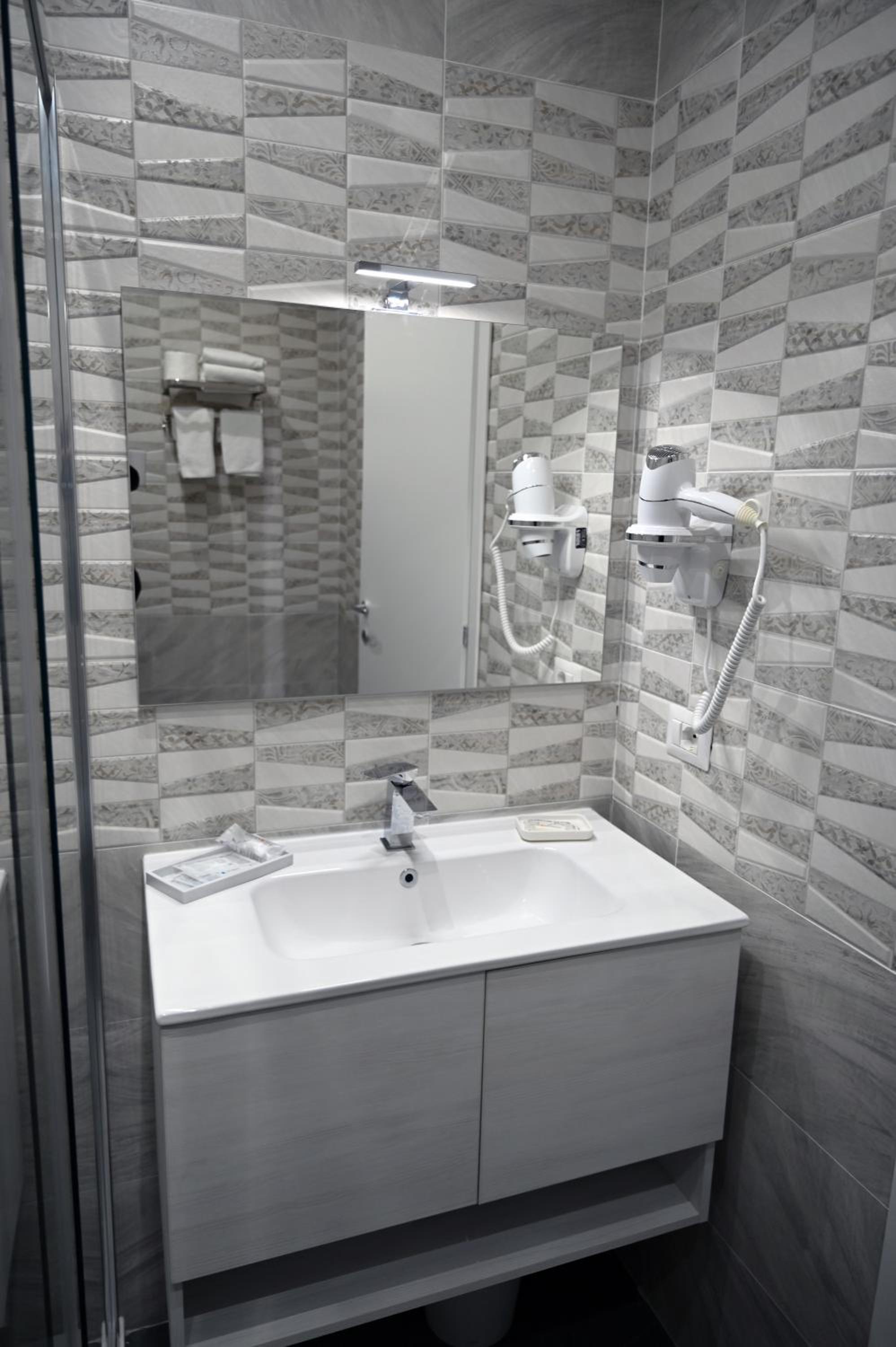 Deluxe Double or Twin Room - Photo 8