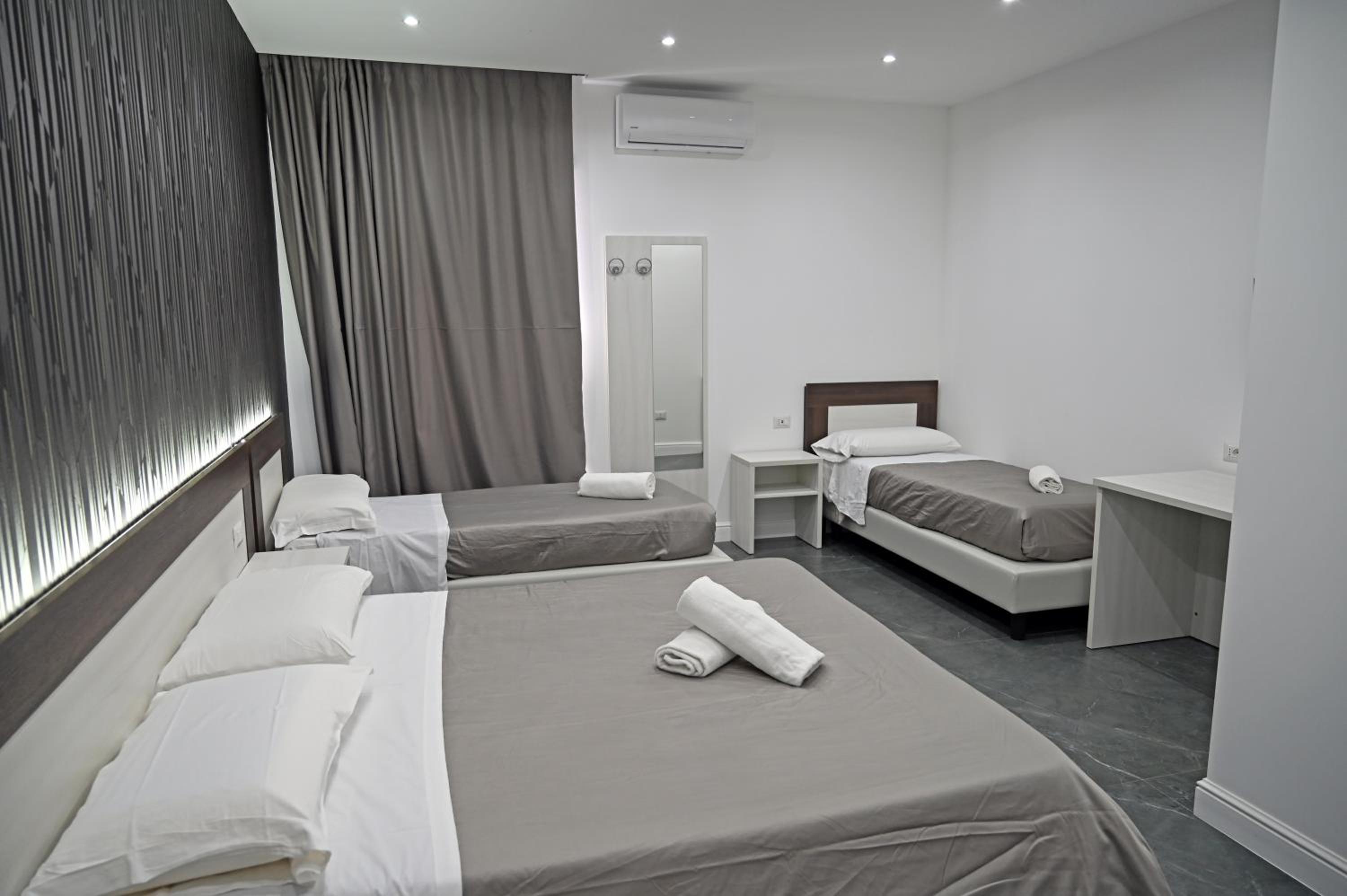 Quadruple Room - Photo 8