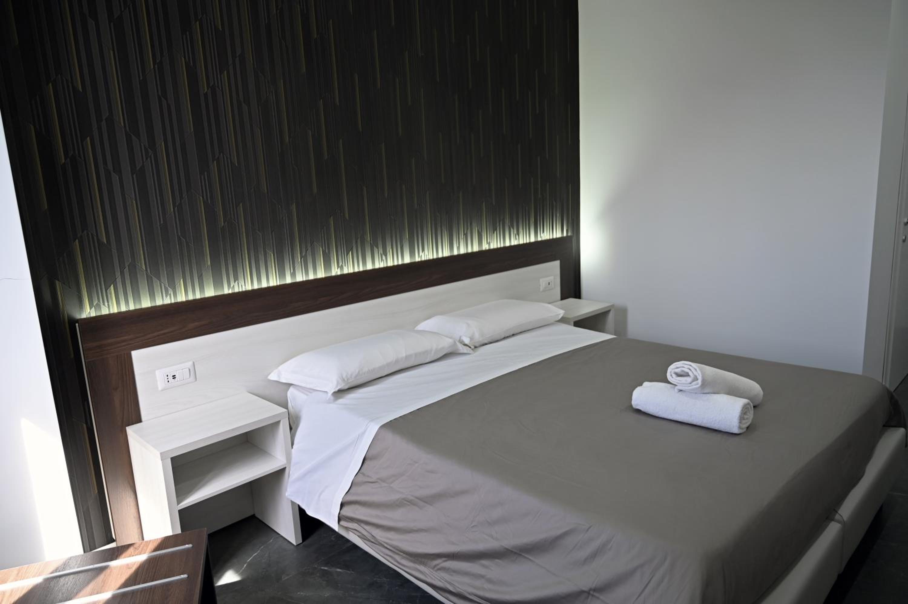 Deluxe Double or Twin Room - Photo 11