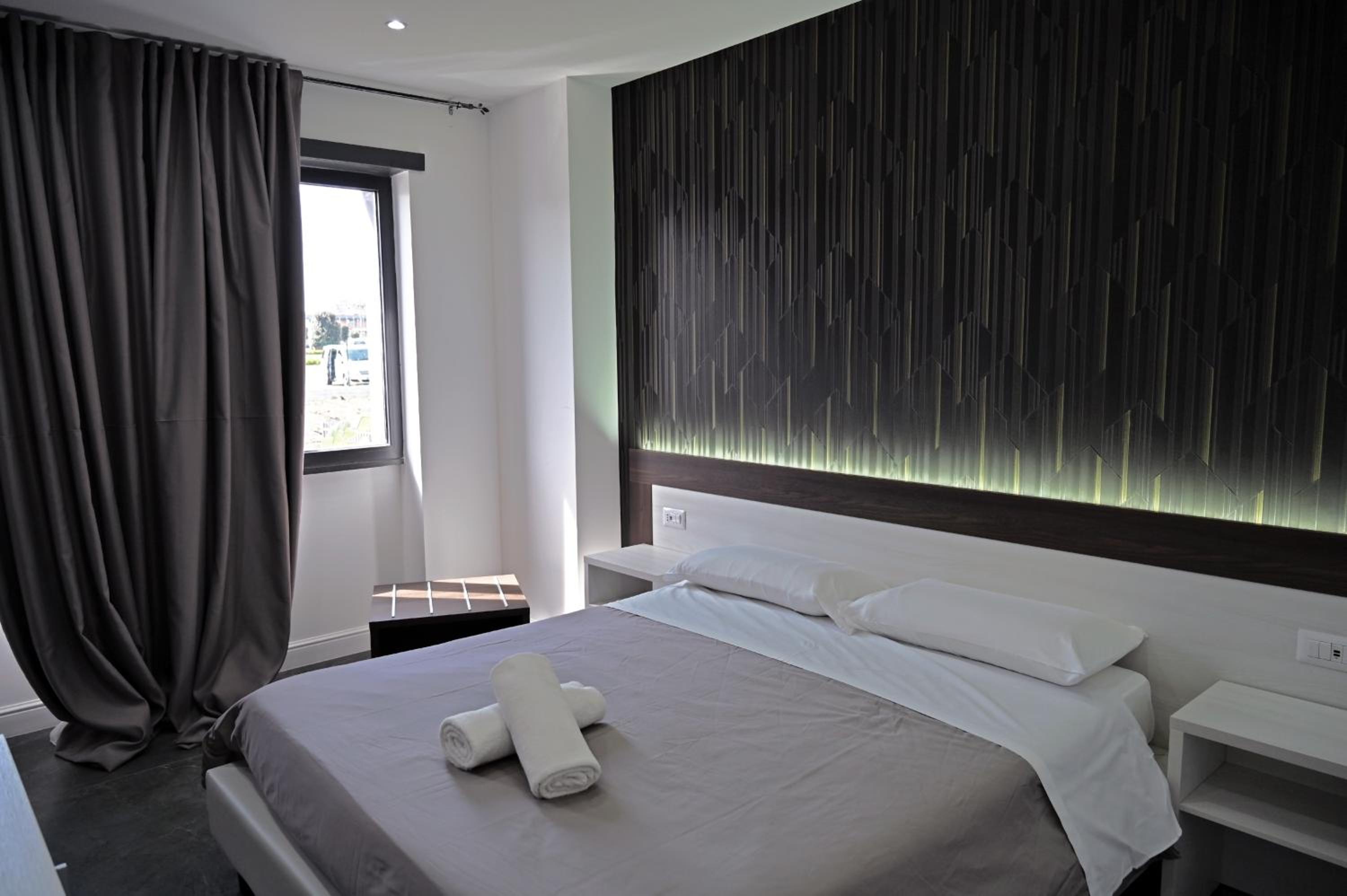 Deluxe Double or Twin Room - Photo 13