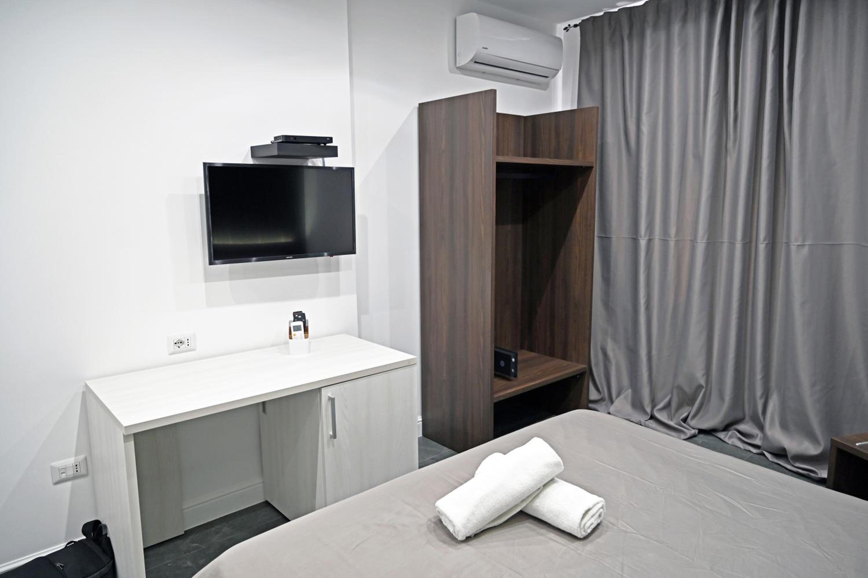 Deluxe Double or Twin Room - Photo 12