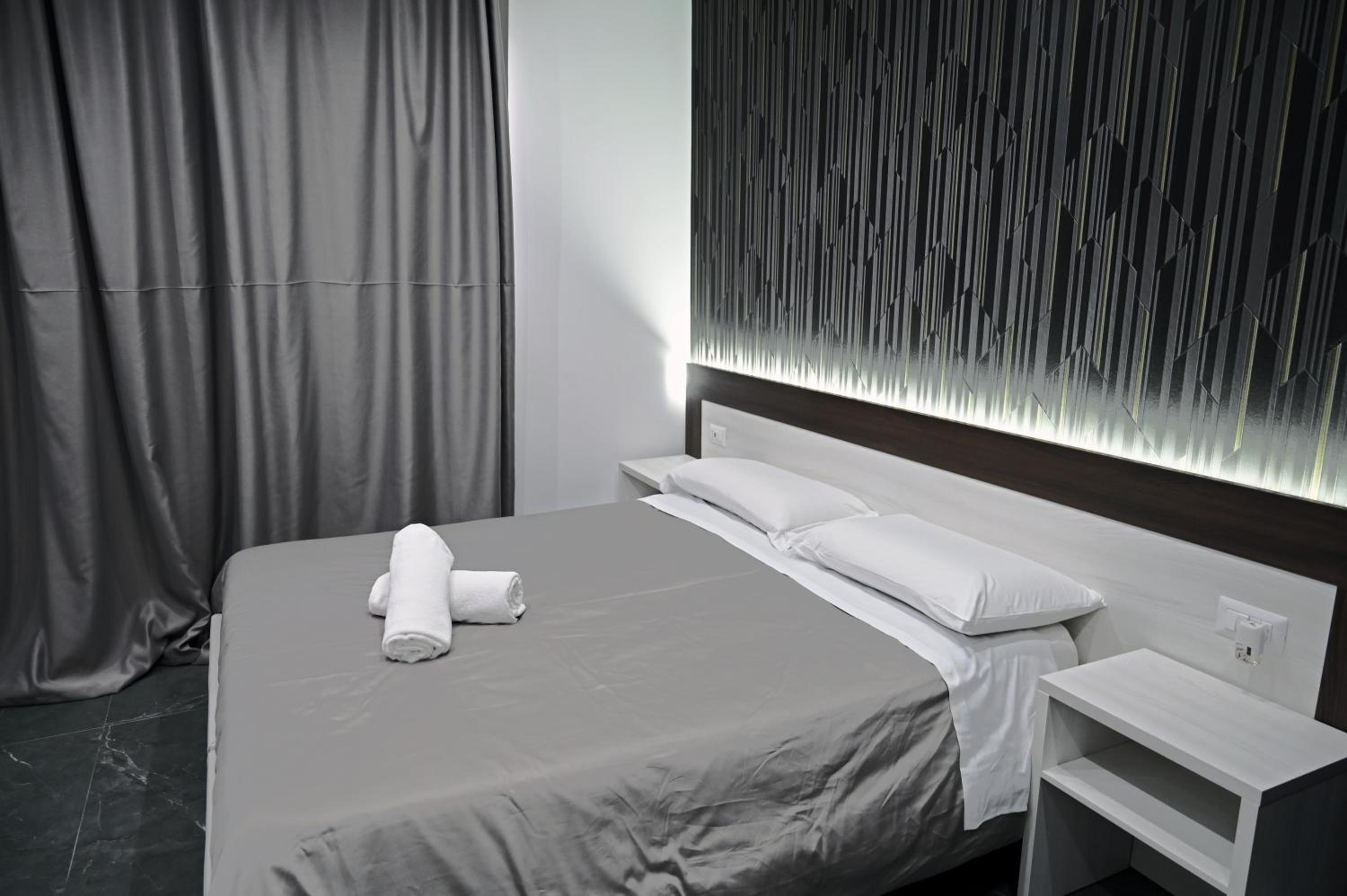 Deluxe Double or Twin Room - Photo 6