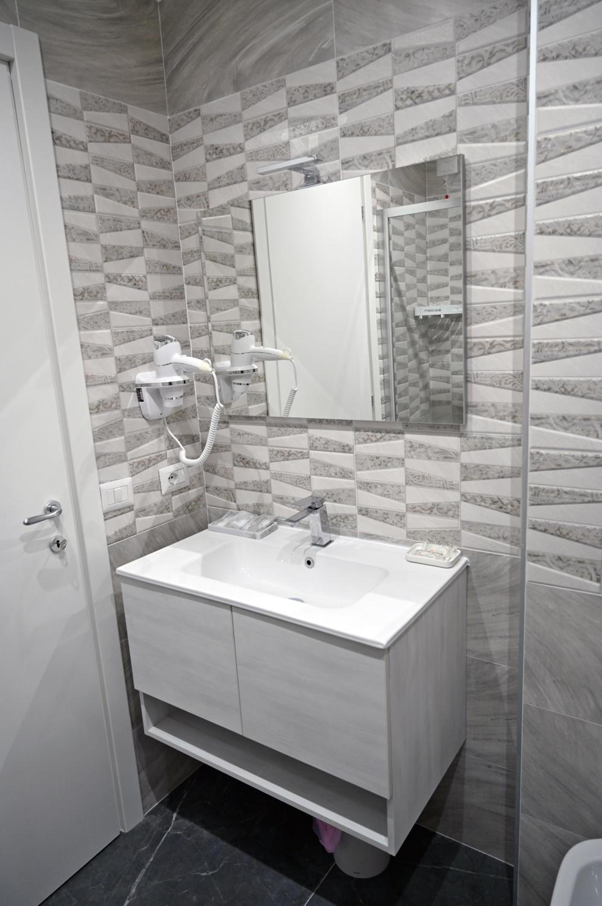 Deluxe Double or Twin Room - Photo 4