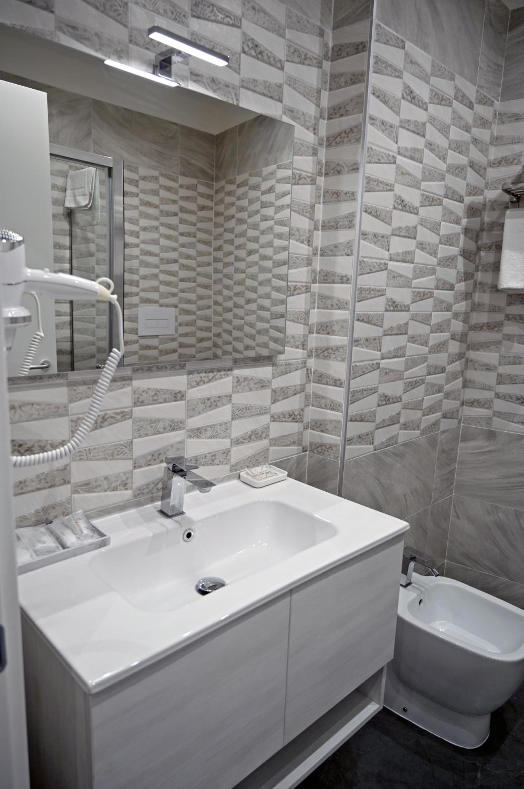 Deluxe Double or Twin Room - Photo 9