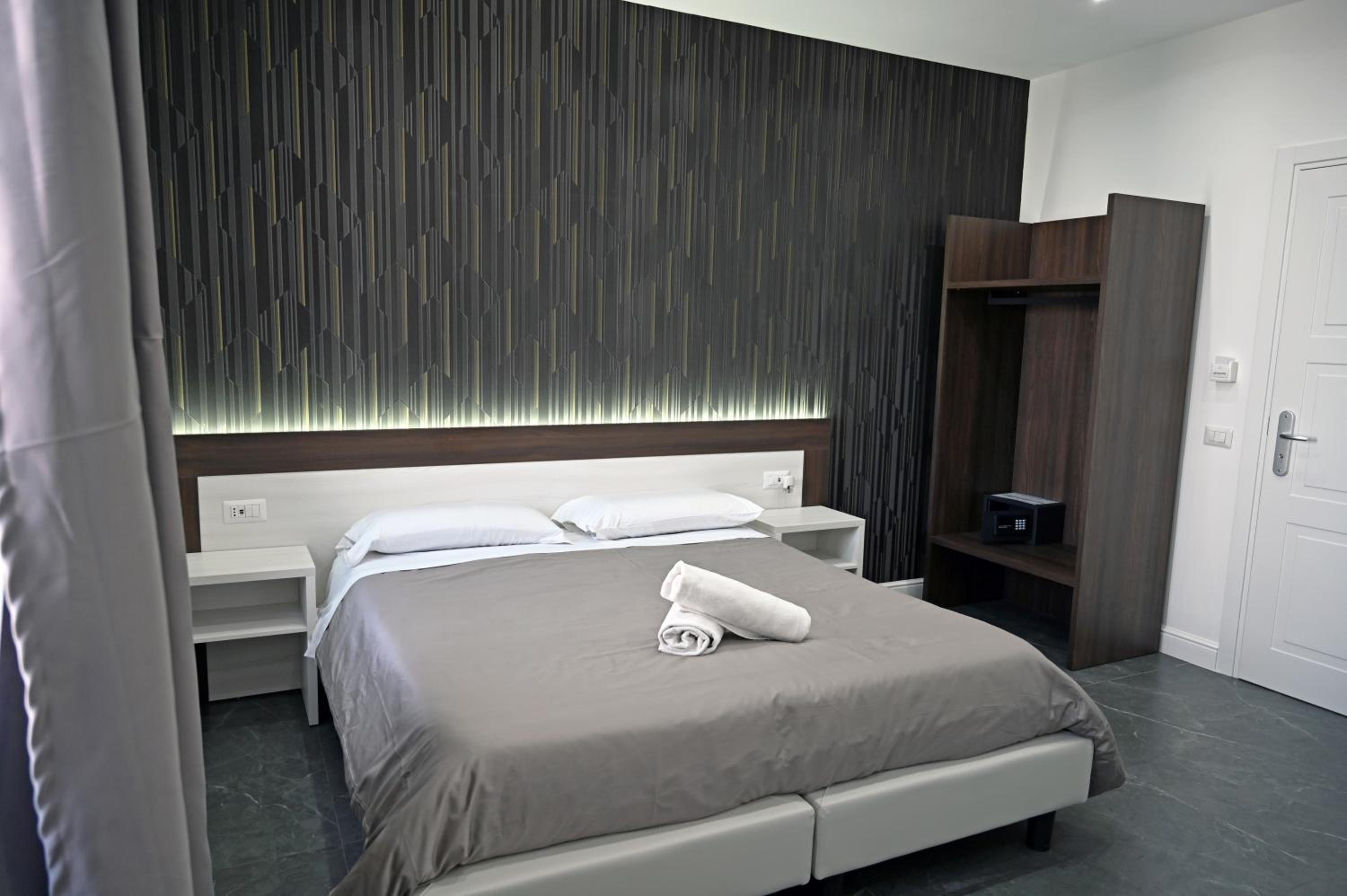Deluxe Double or Twin Room - Photo 16