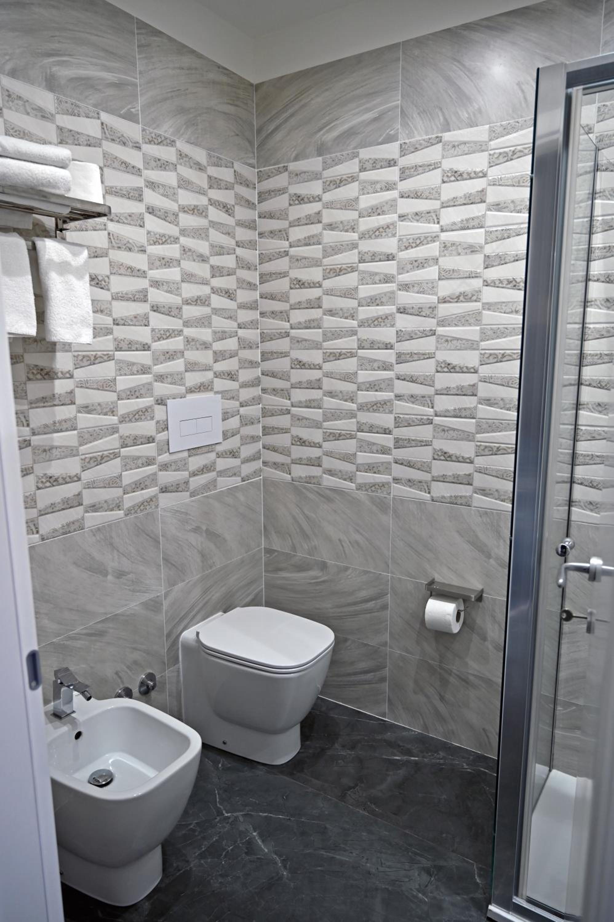 Deluxe Double or Twin Room - Photo 15