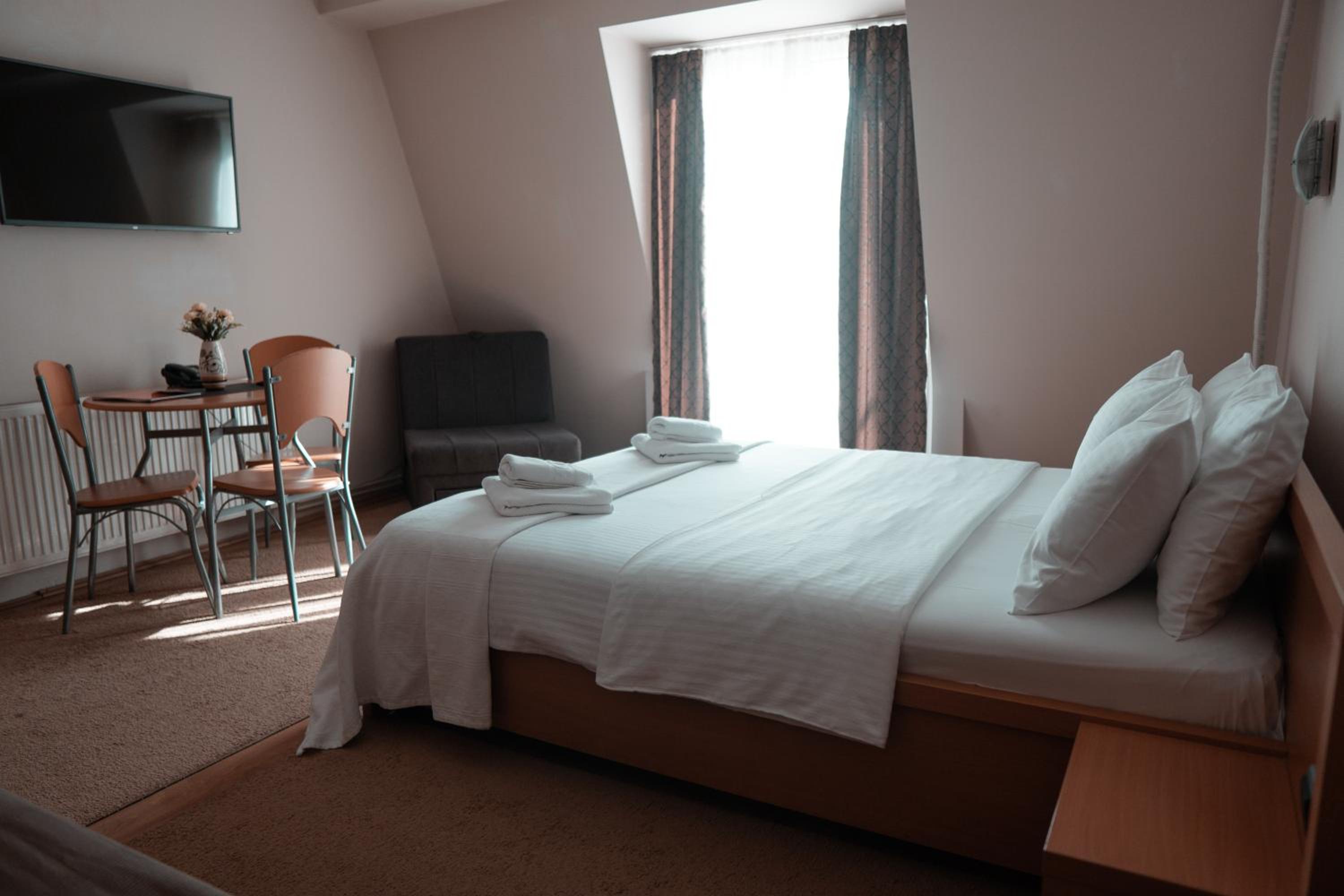Double Room - Photo 9