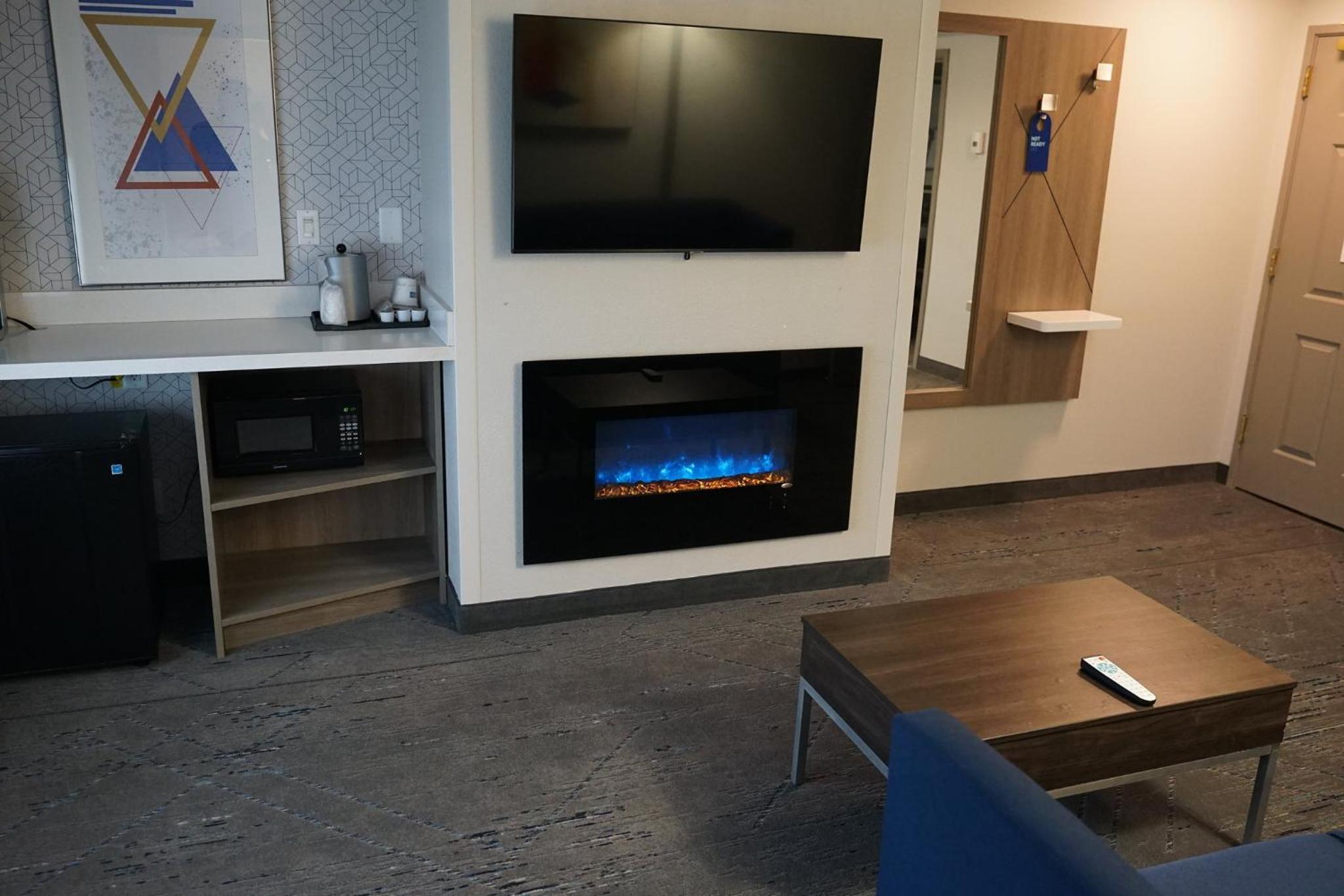 One-Bedroom King Suite With Fireplace photo 2