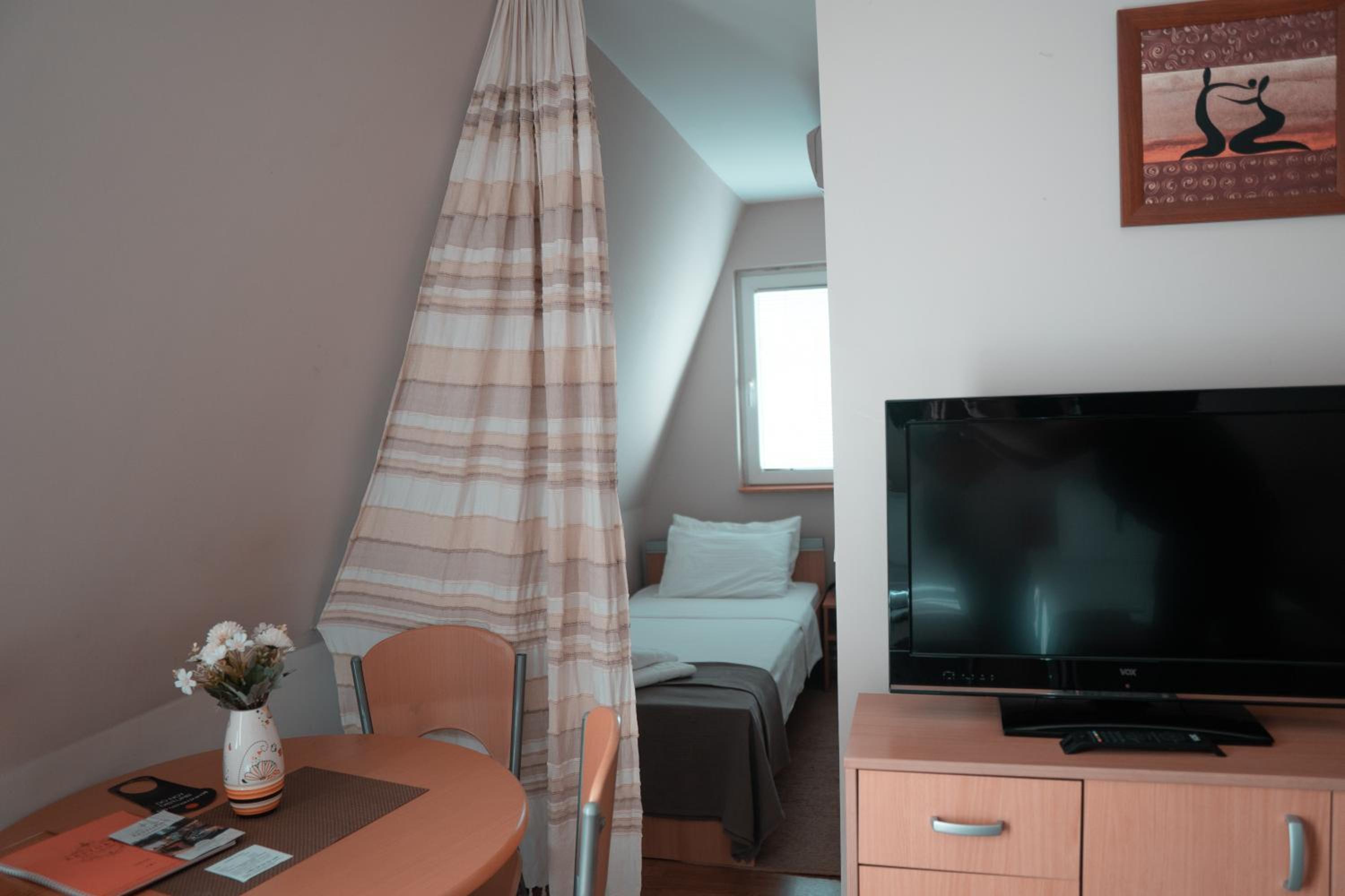 Triple Room with 3 Single Beds - Photo 6