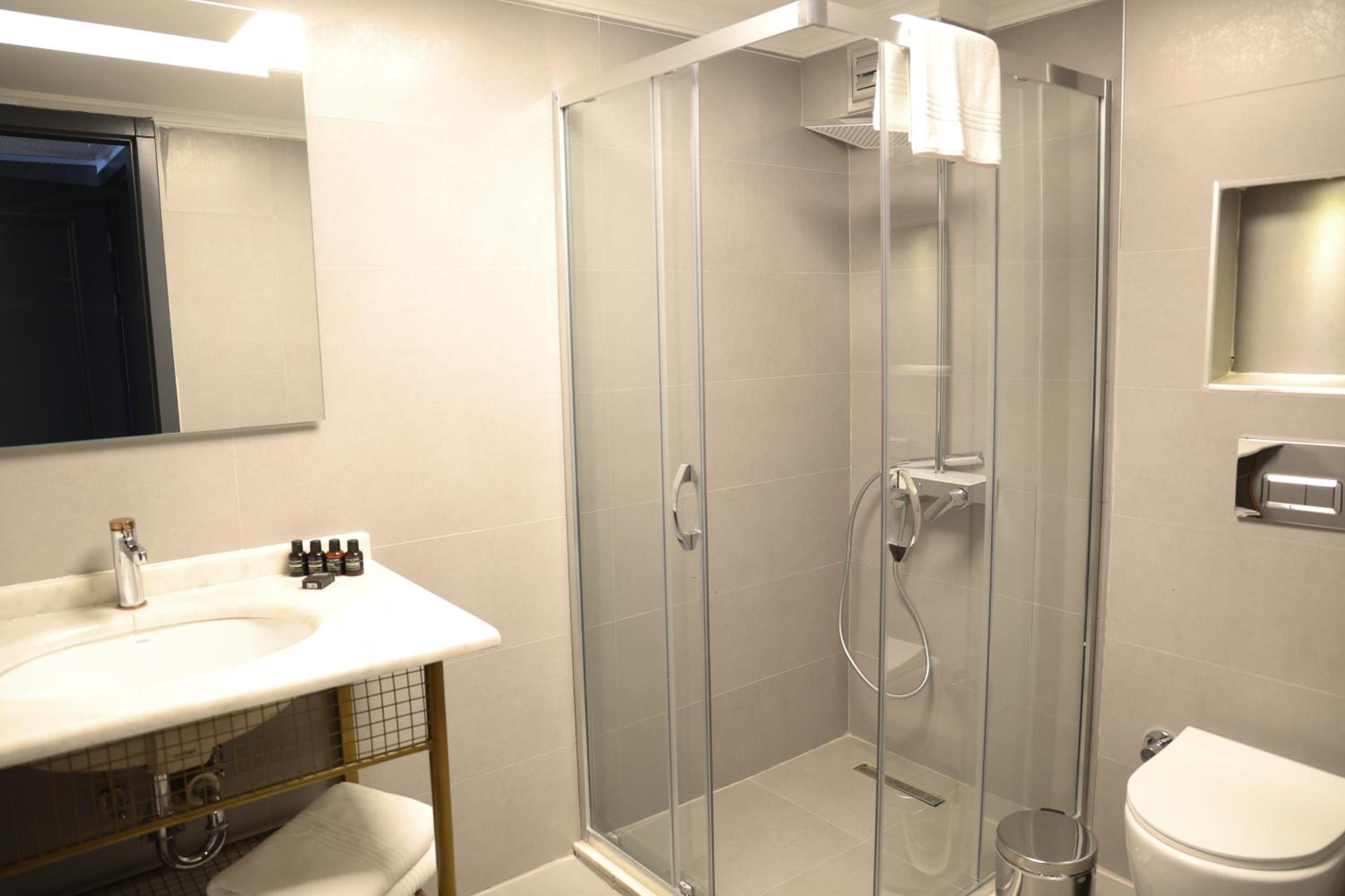 Standard King Room - Photo 5