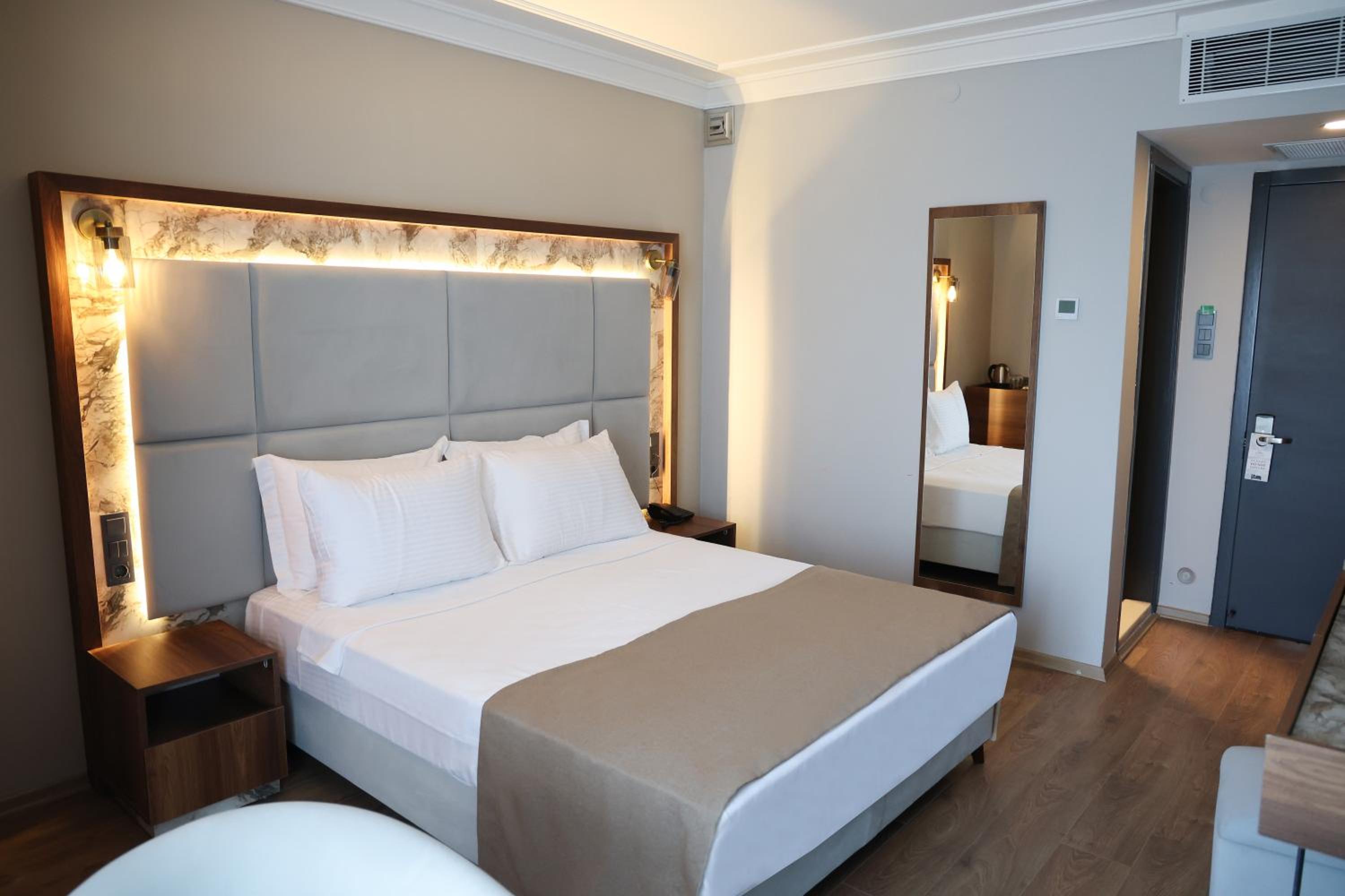 Standard King Room - Photo 18