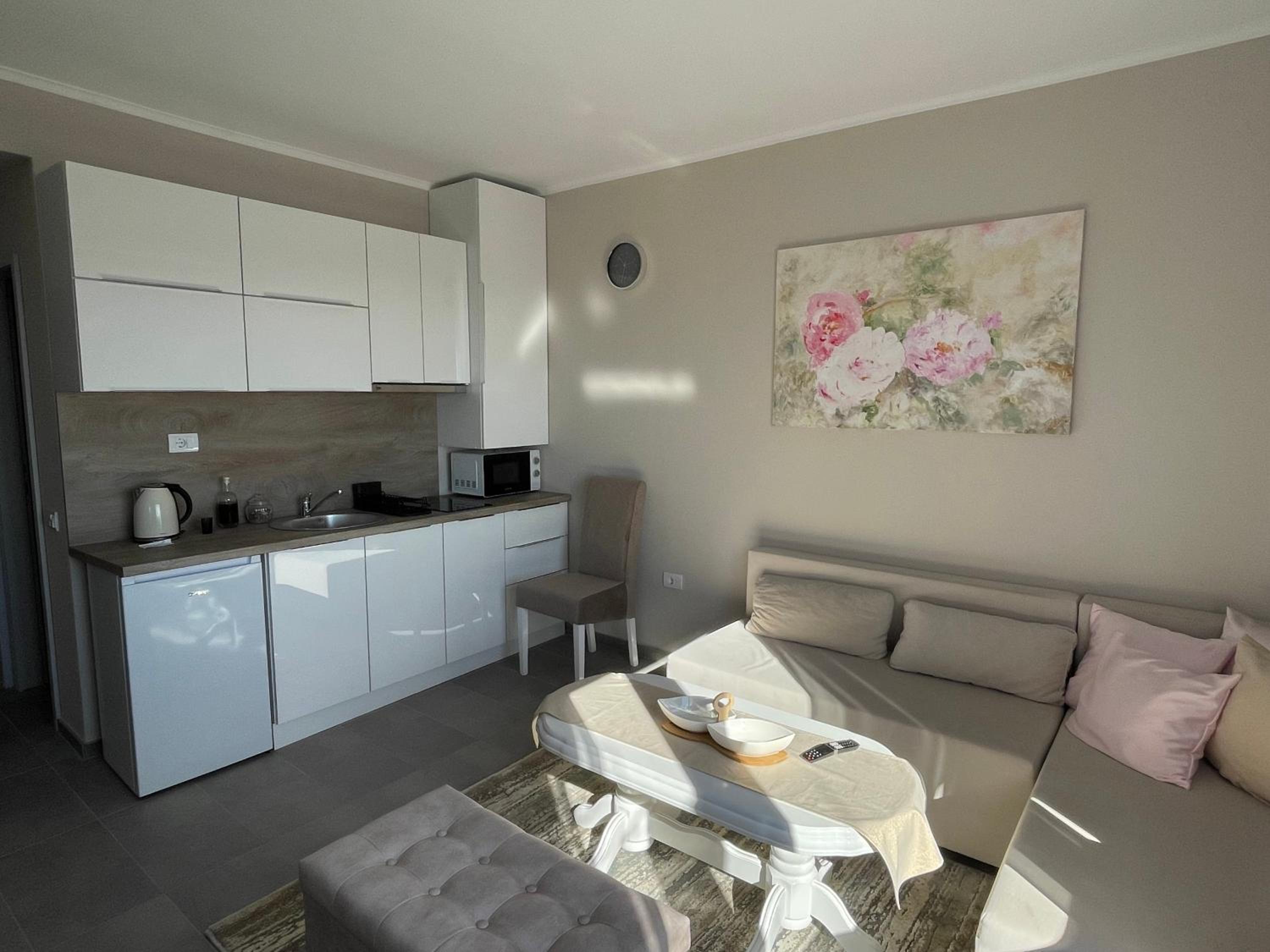 One-Bedroom Apartment photo 1