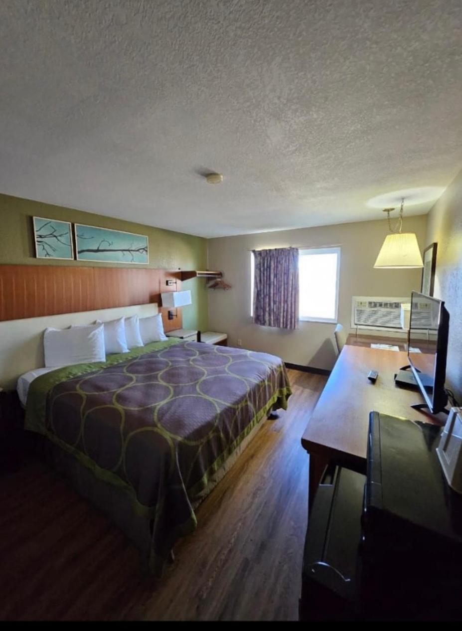 King Room - Non-Smoking - Photo 3