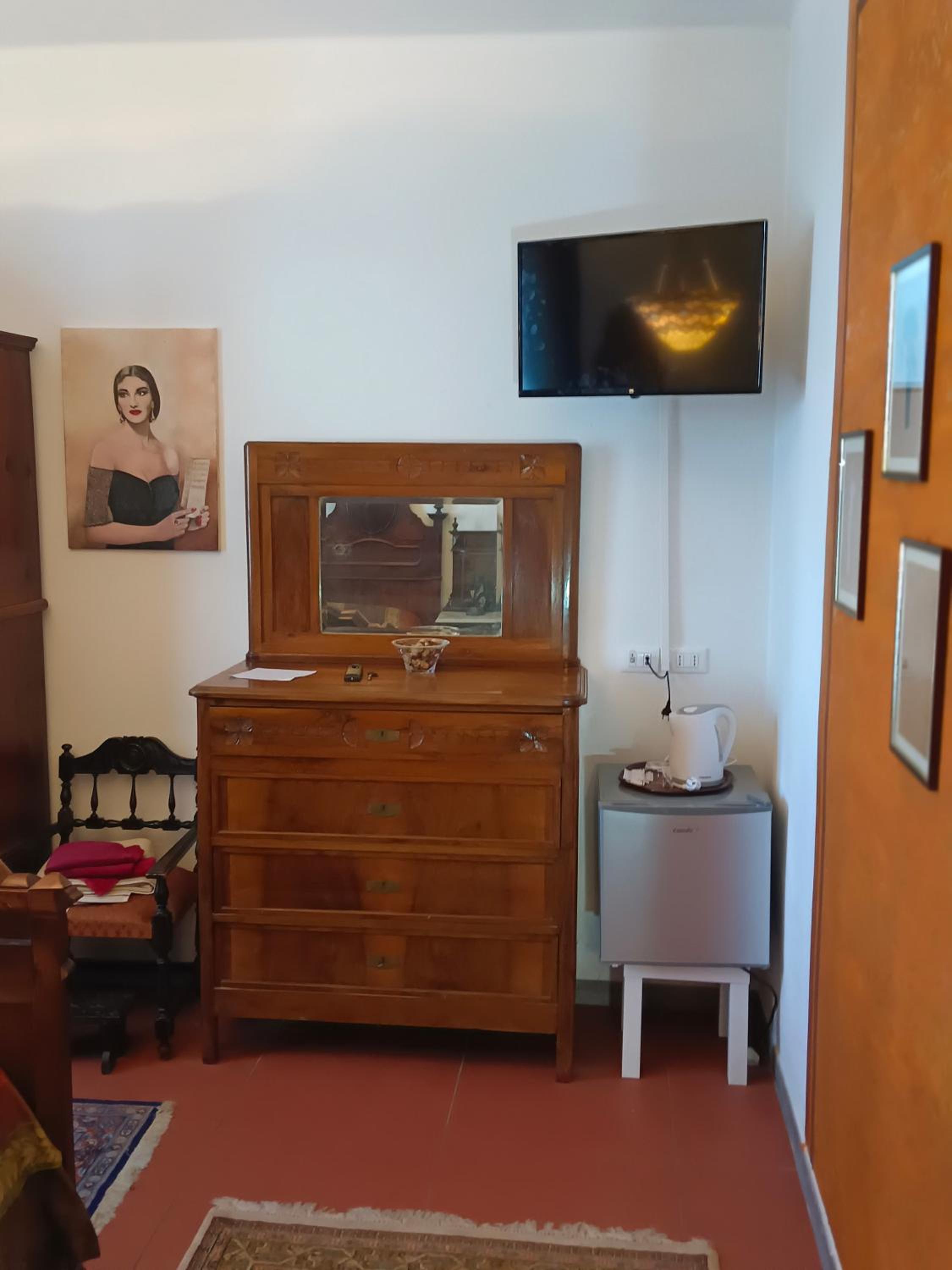 Double Room with Shared Bathroom photo 2