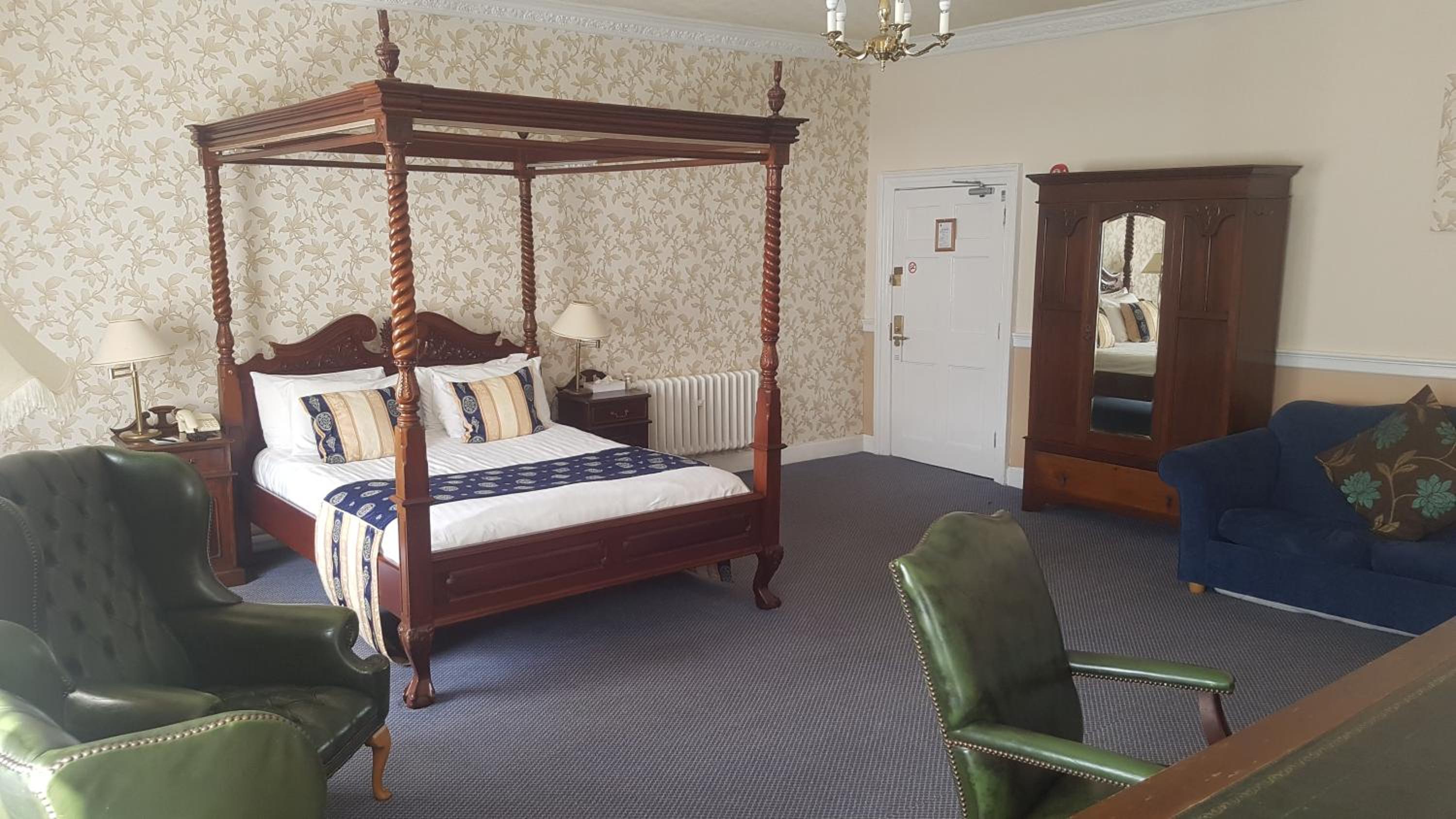 Four Poster Room photo 1