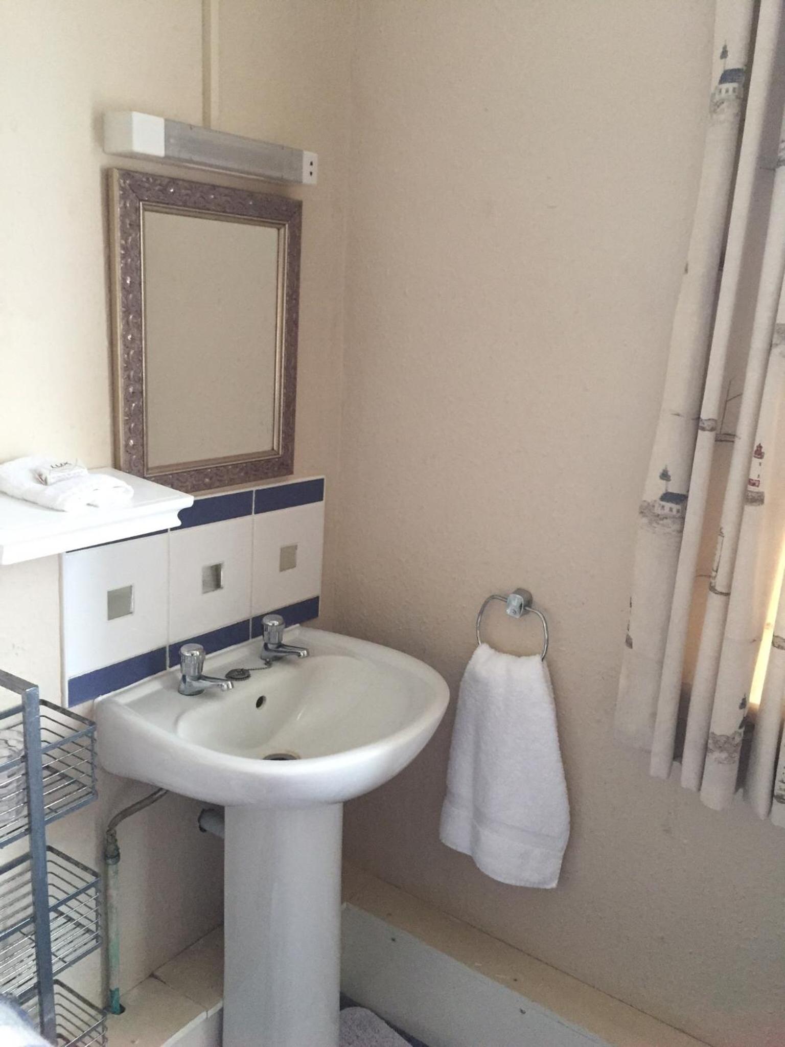 Single Room with Private Bathroom photo 2