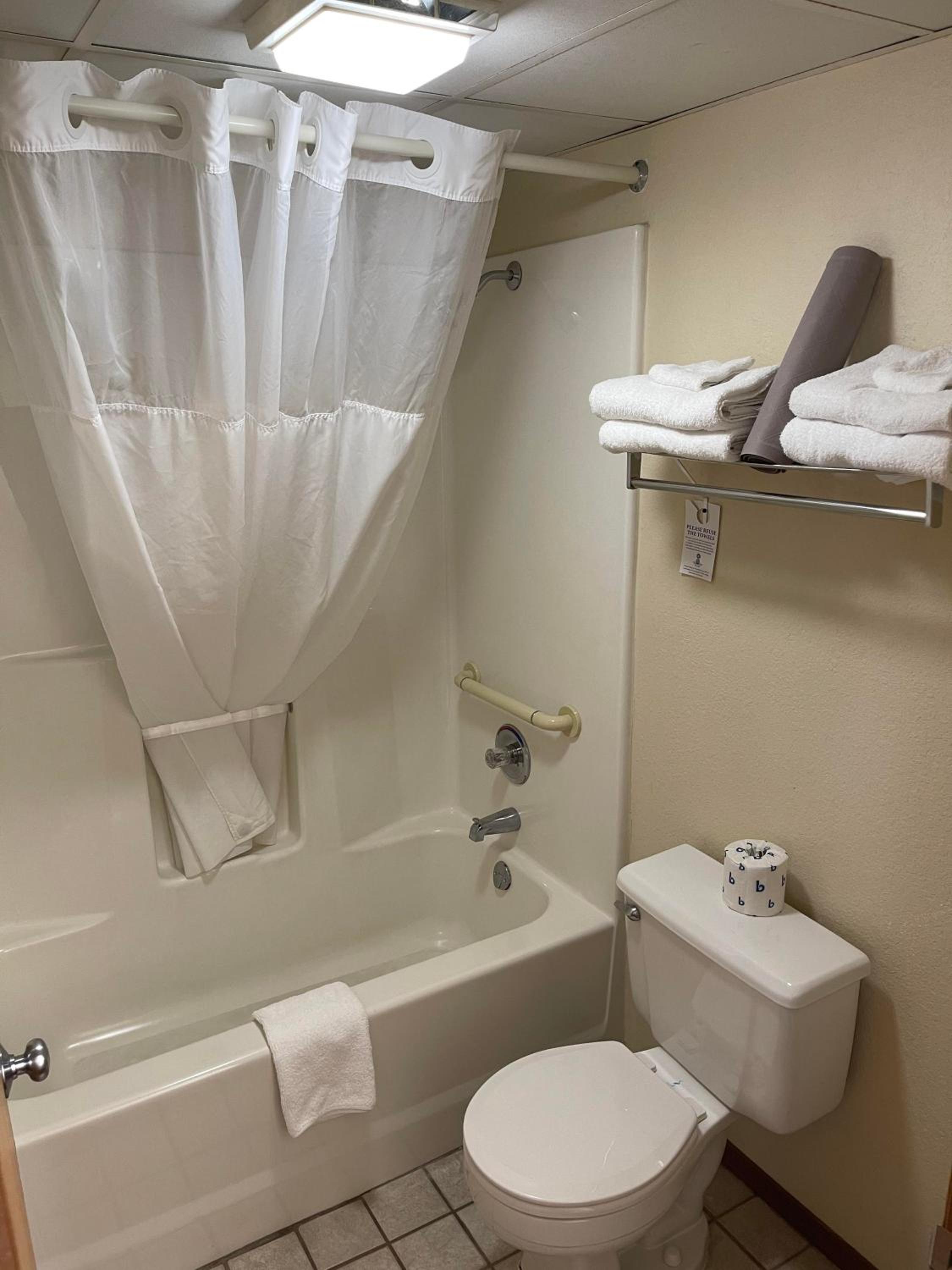 Queen Room with Two Queen Beds - Ground Floor - Photo 4
