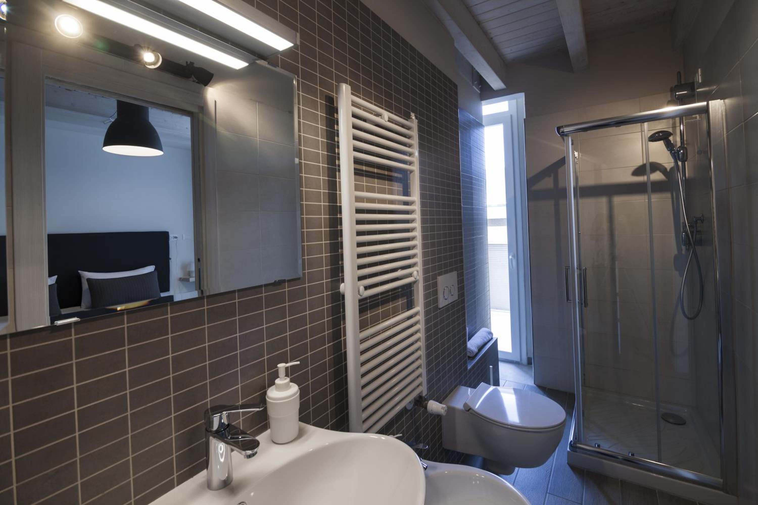 Double Room with Private Bathroom - Photo 9