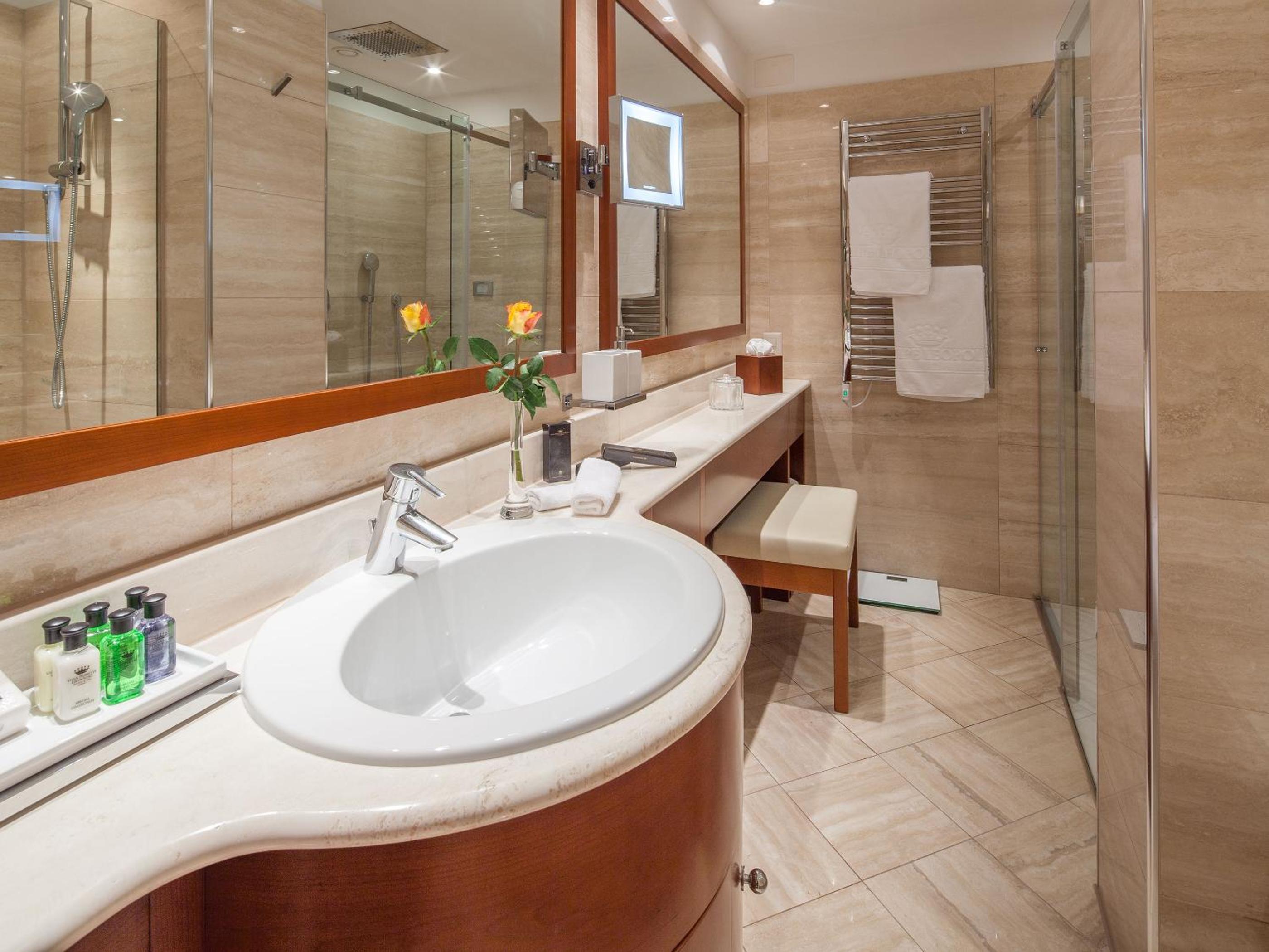 Signature Lake Suite with Balcony and Private Spa Access - Photo 9