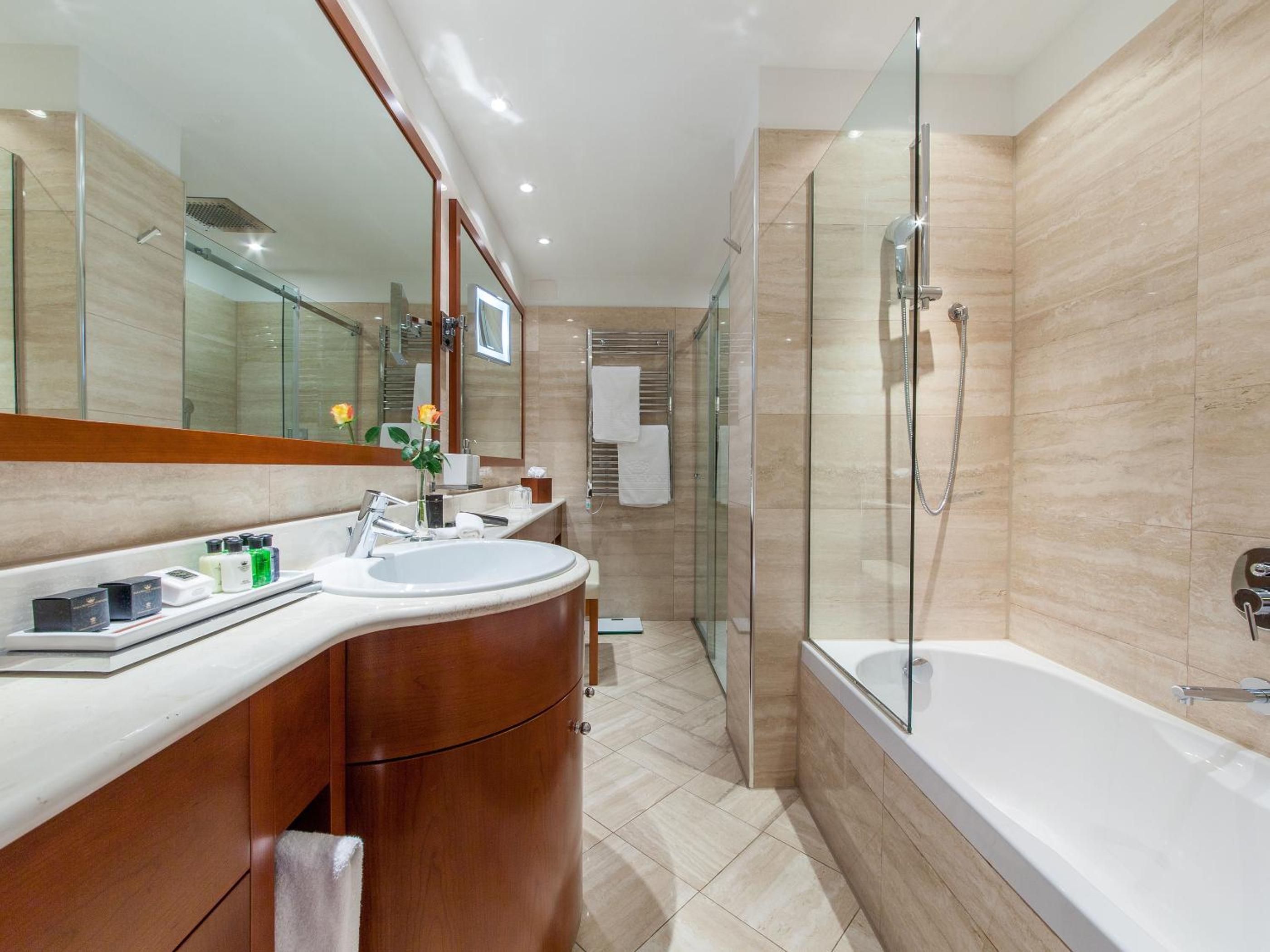 Signature Lake Suite with Balcony and Private Spa Access - Photo 8