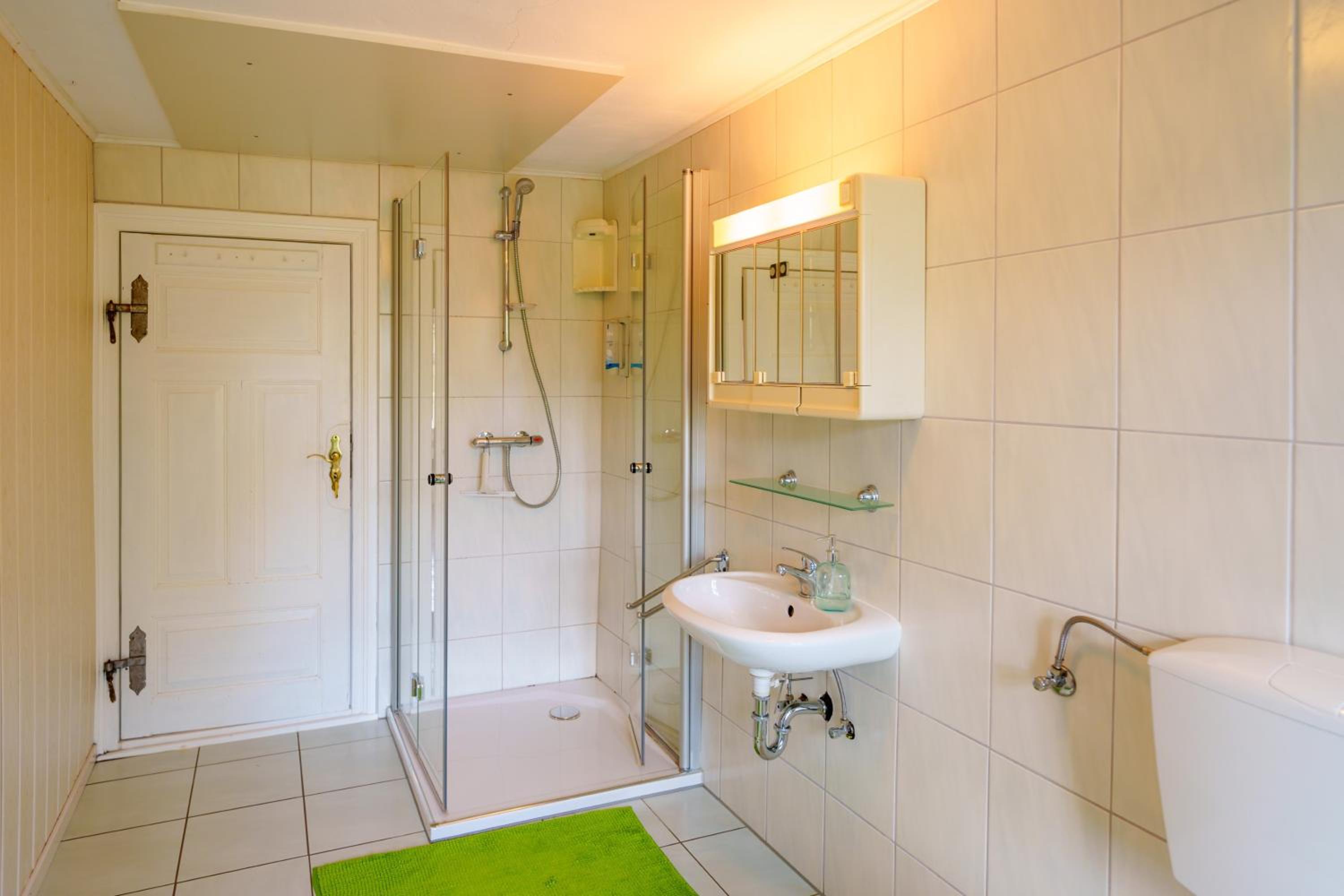 Large Twin Room - Photo 12