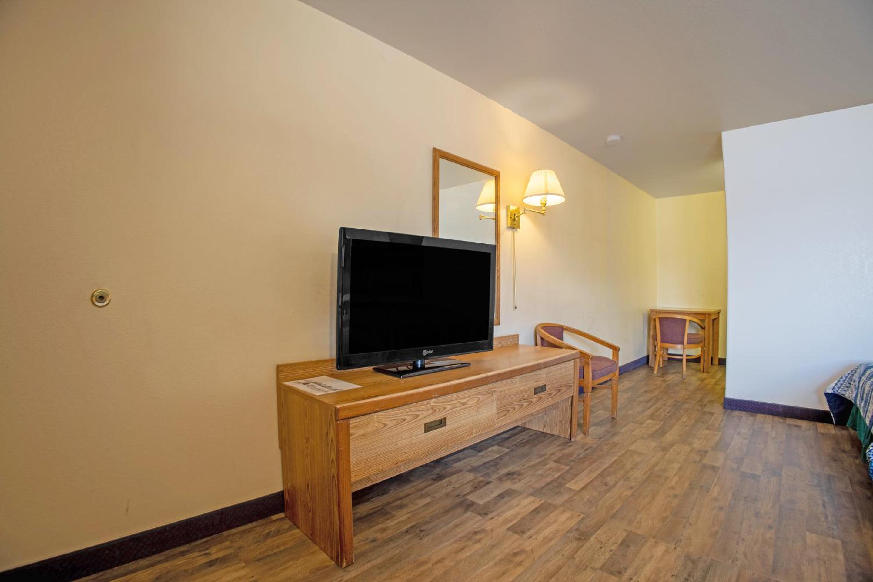 Queen Room with Two Queen Beds - Photo 2