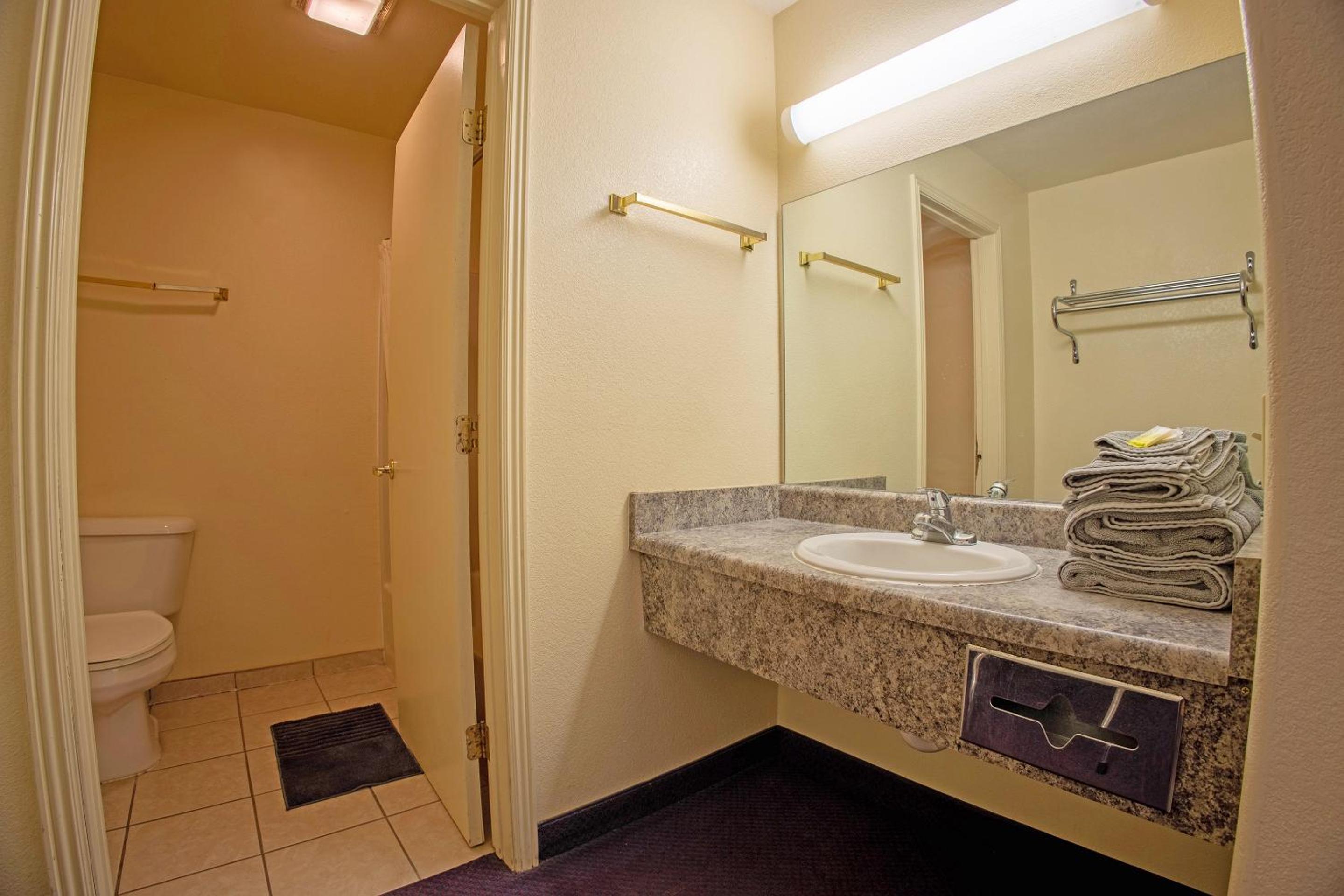 Queen Room with Two Queen Beds - Photo 11