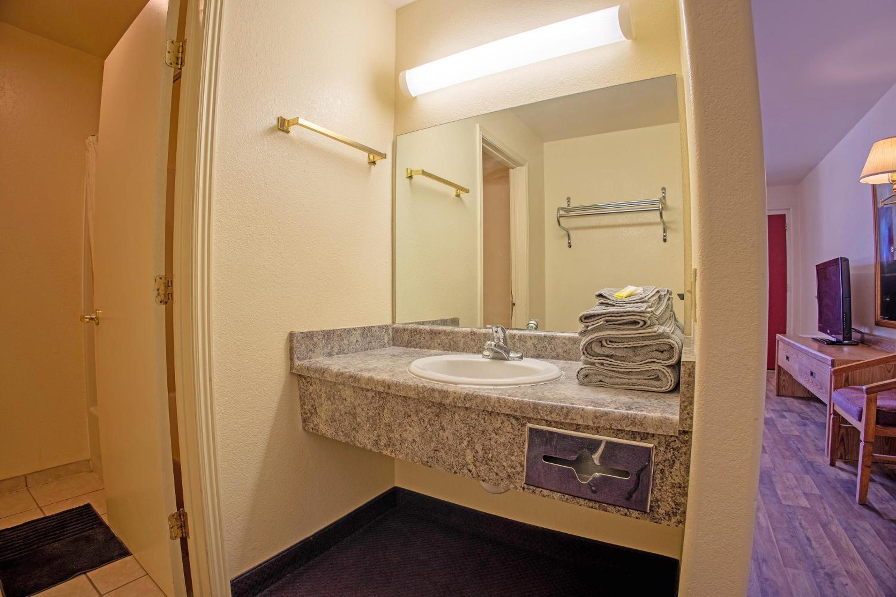 Queen Room with Two Queen Beds - Photo 12