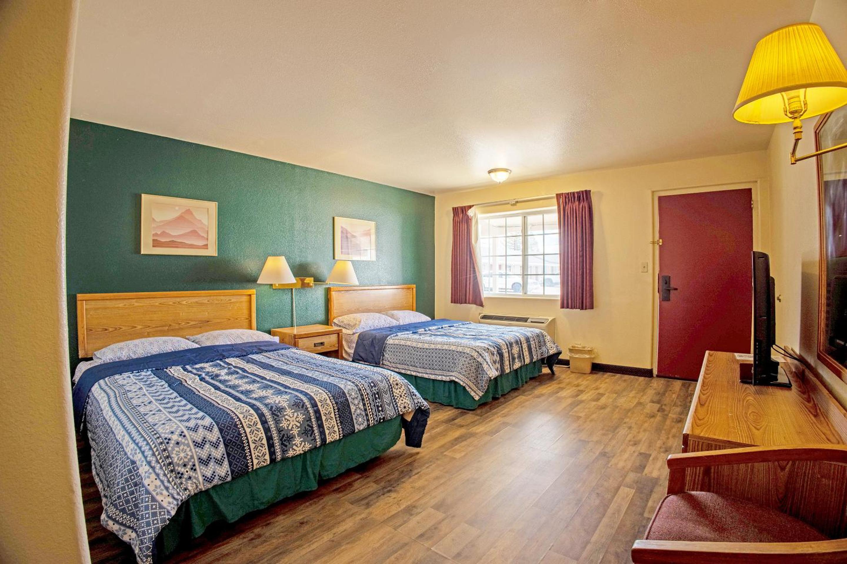 Queen Room with Two Queen Beds - Photo 7