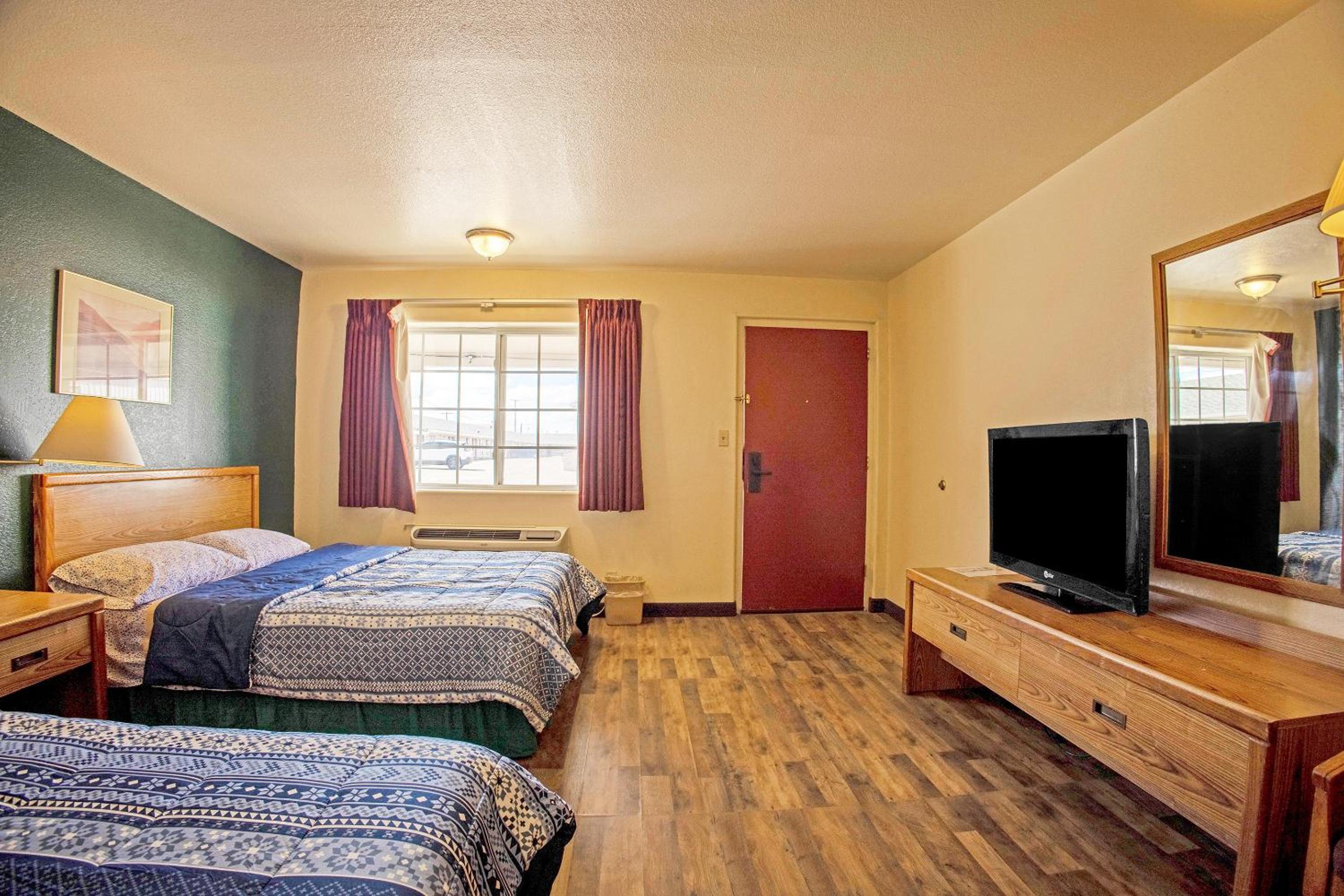 Queen Room with Two Queen Beds - Photo 6