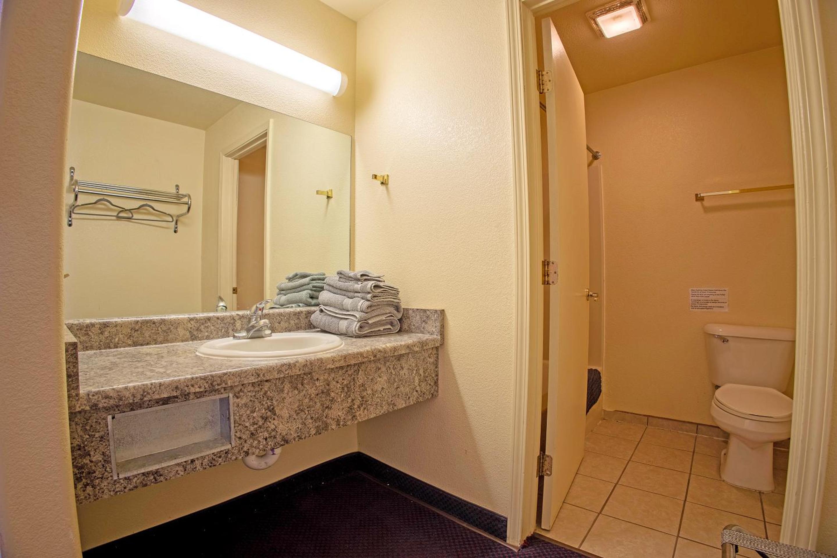 Queen Room with Two Queen Beds - Photo 8