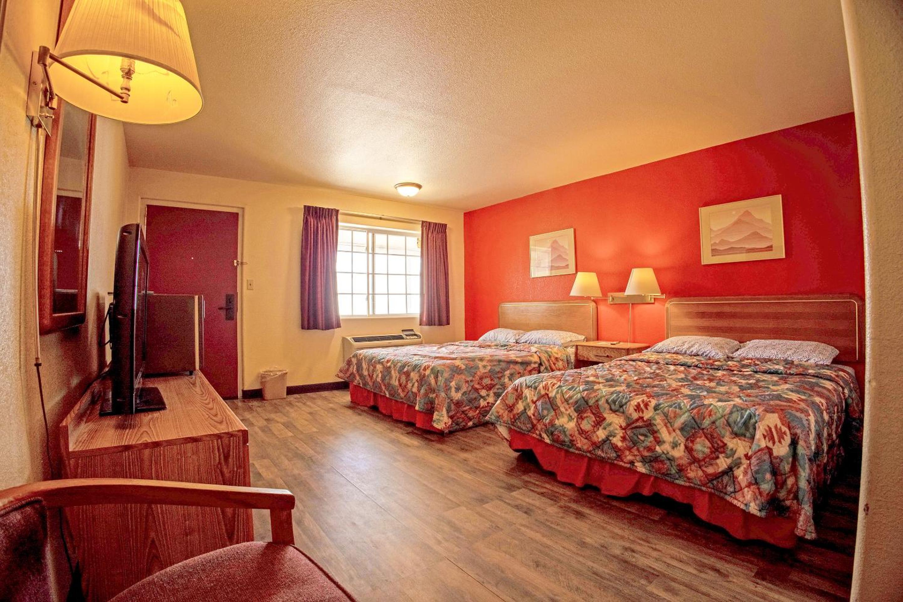 Queen Room with Two Queen Beds - Photo 3