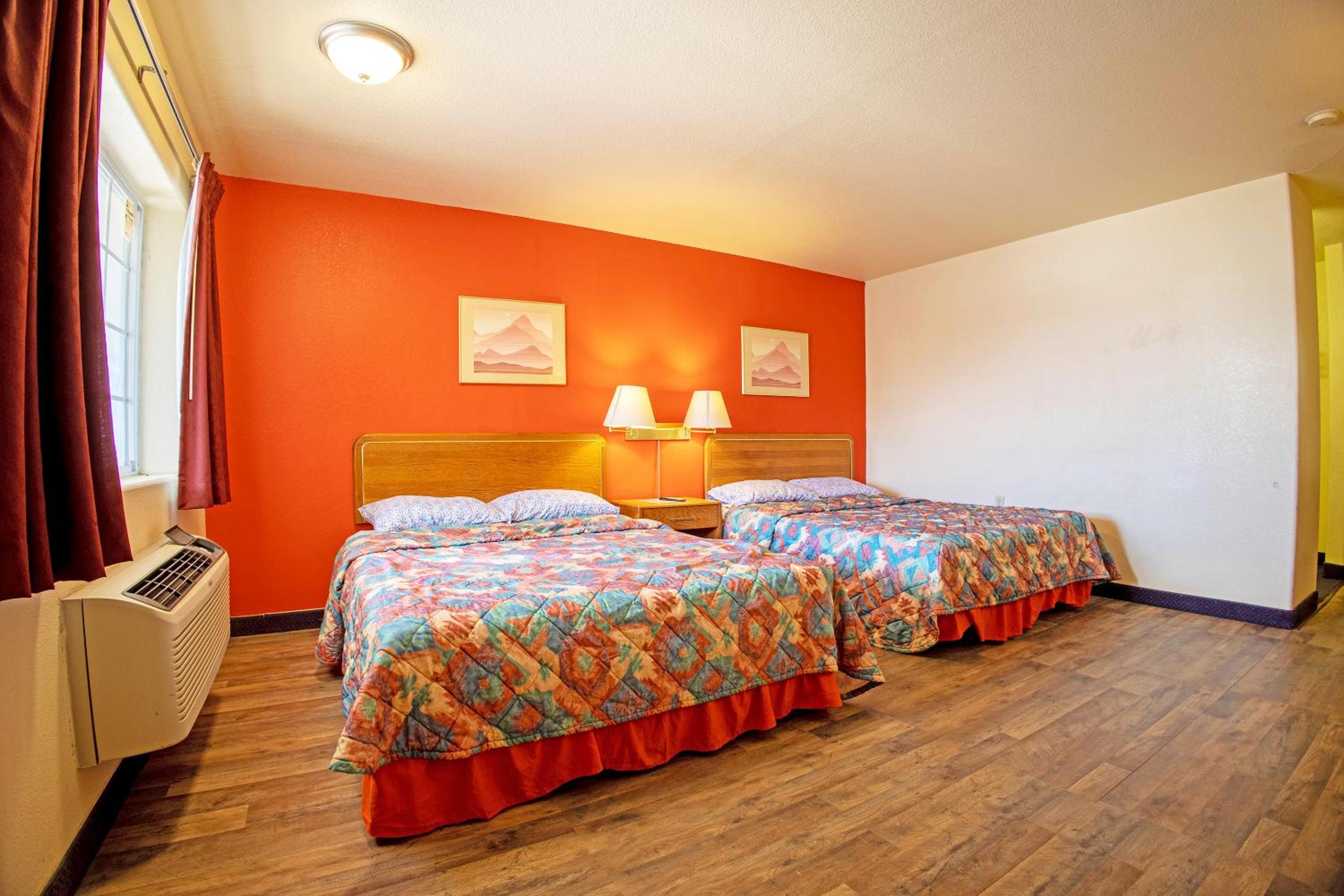 Queen Room with Two Queen Beds - Photo 5