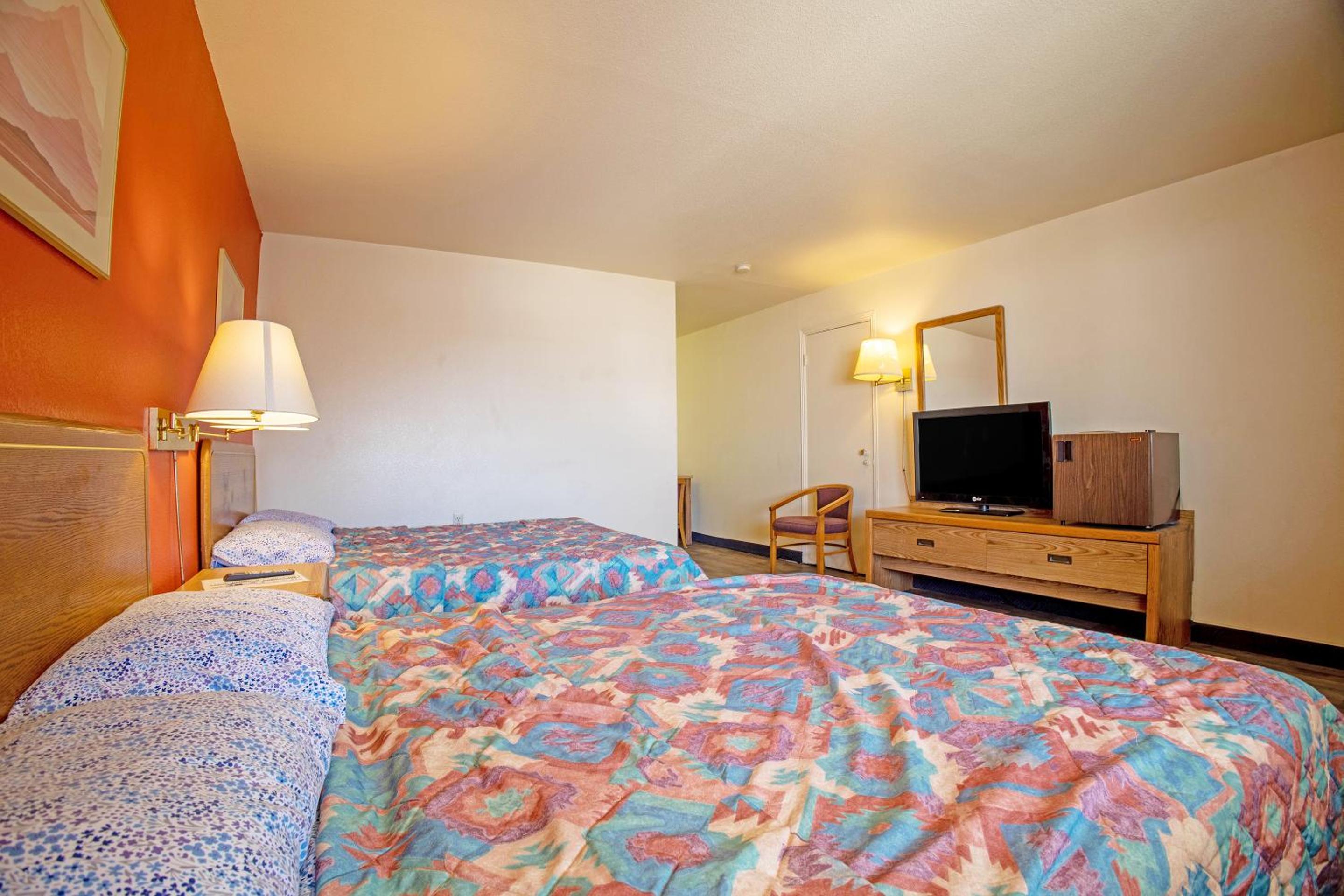 Queen Room with Two Queen Beds - Photo 4