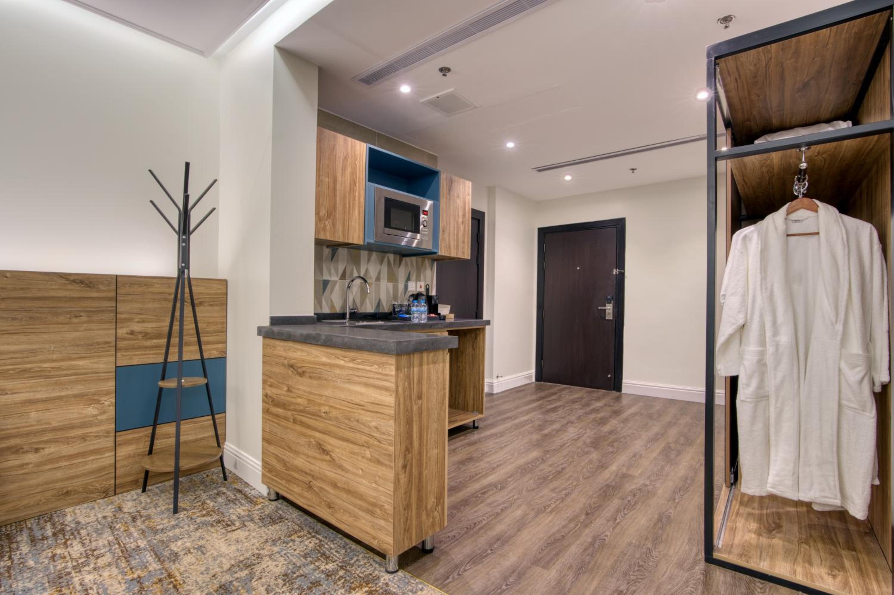 Executive Suite - Photo 5