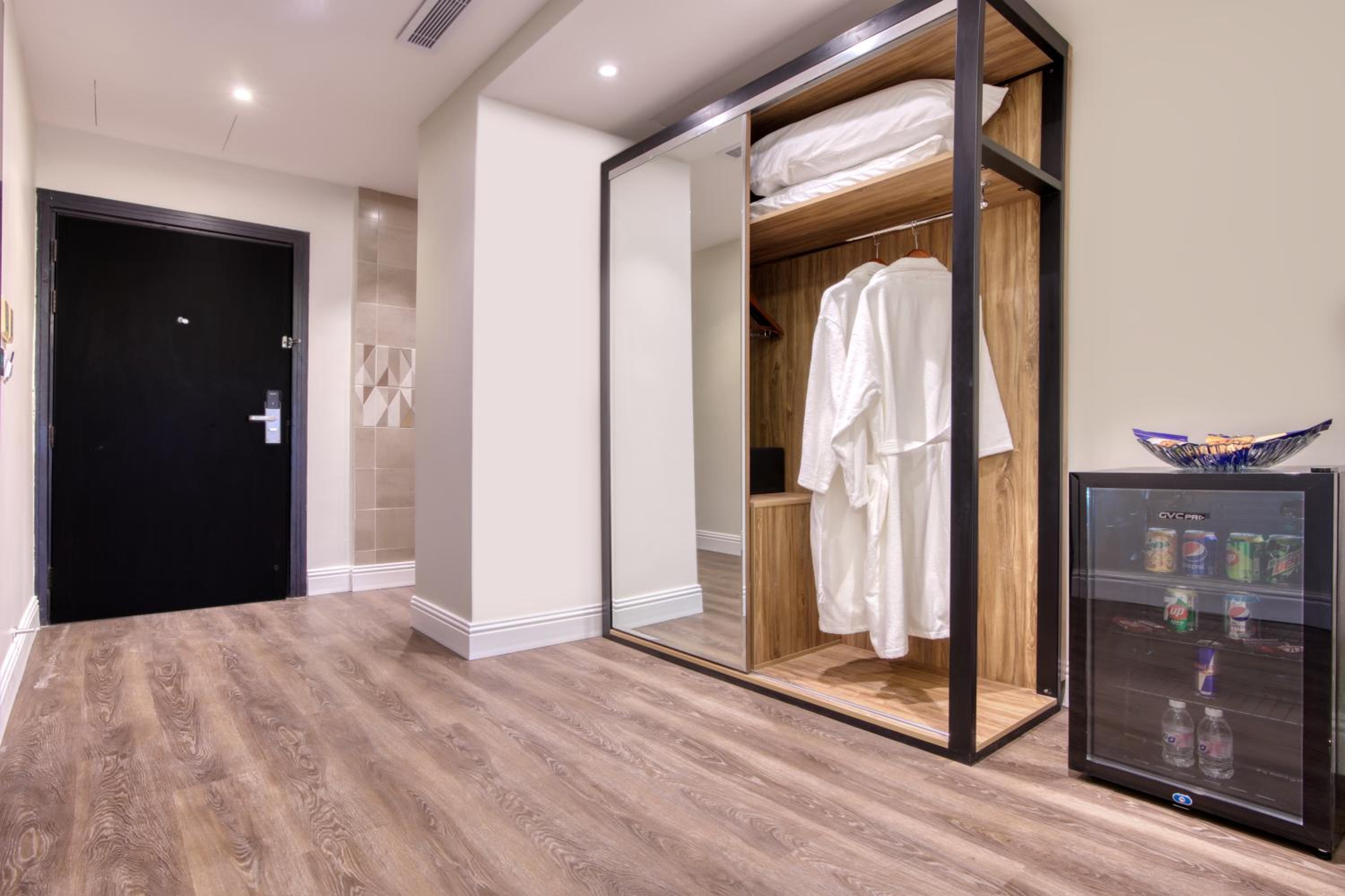 Executive Suite - Photo 6