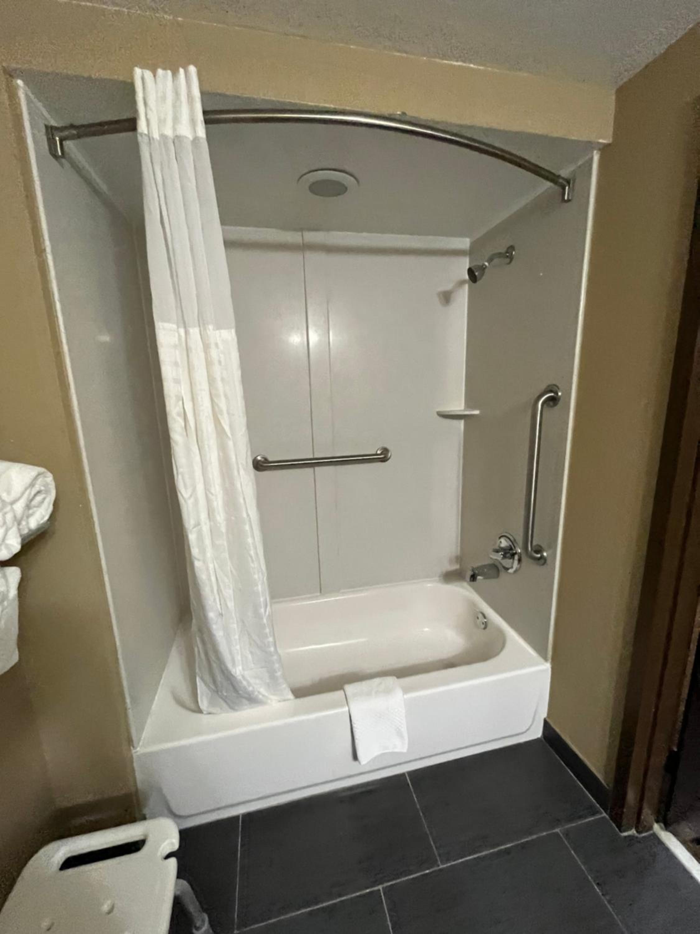 King Suite with Accessible Tub - Accessible/Non-Smoking photo 2