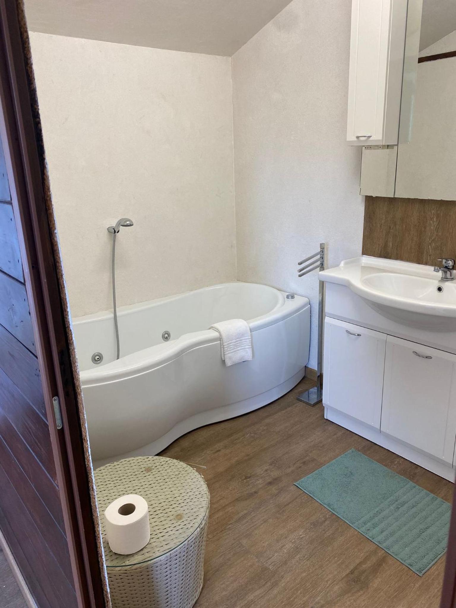 Deluxe Double or Twin Room with Spa Bath - Photo 4