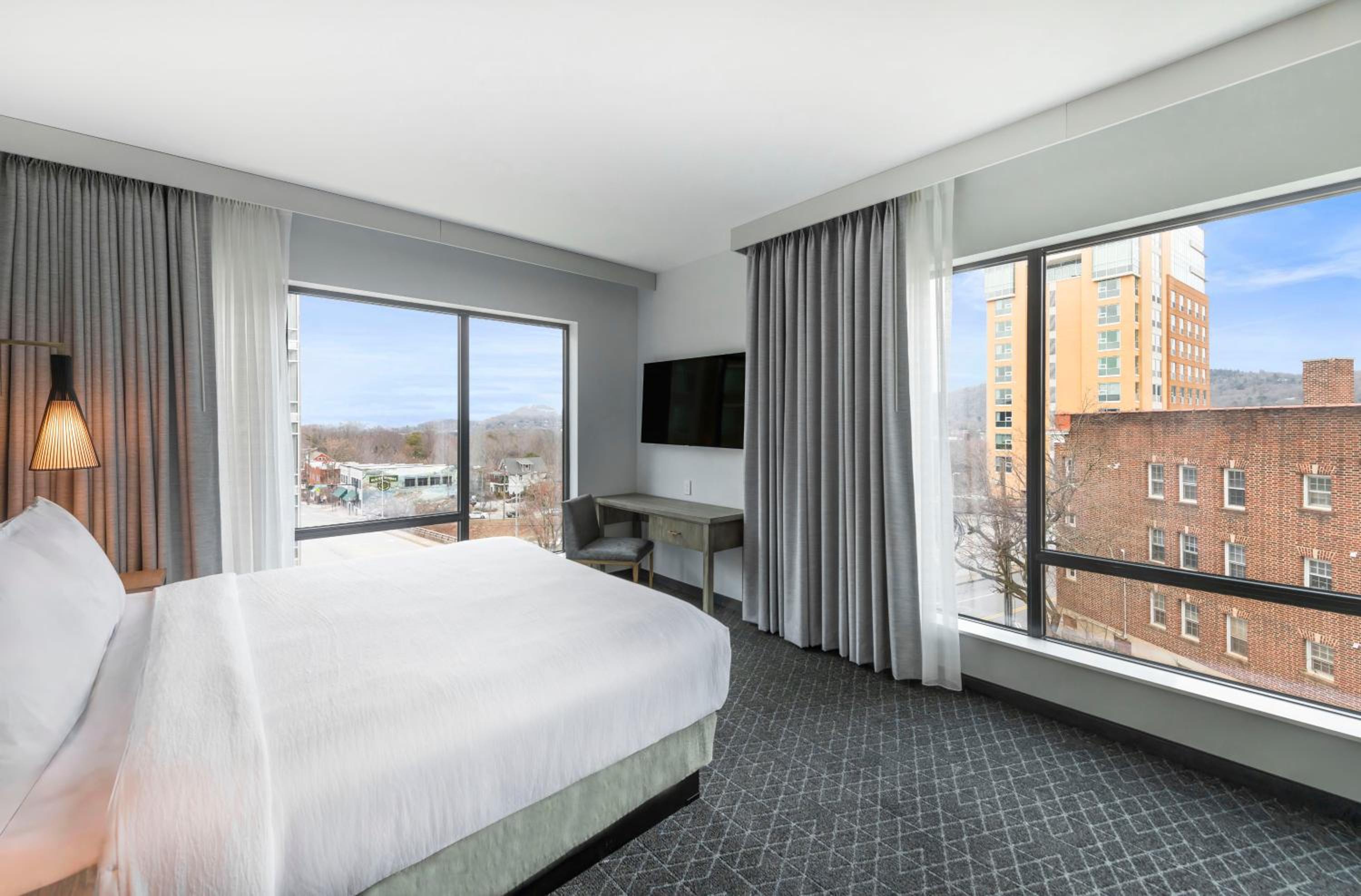 Corner King Suite - Photo 4