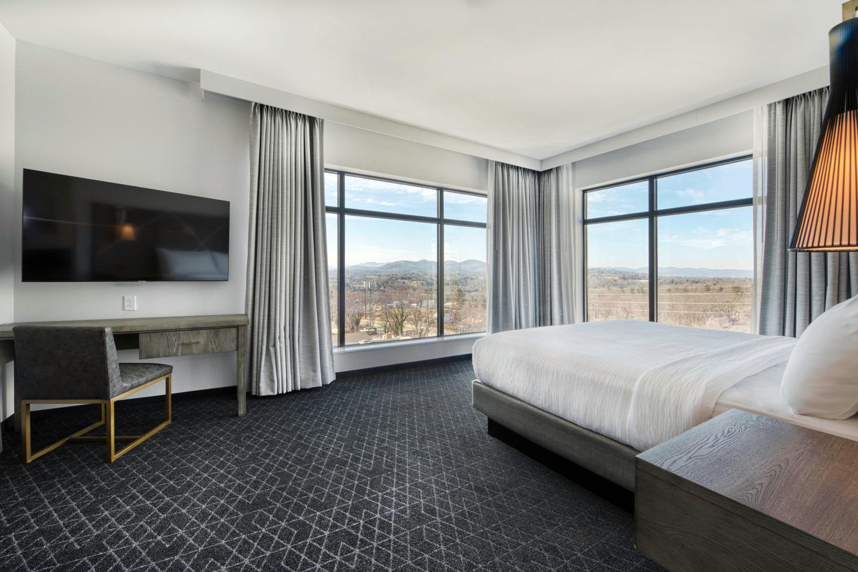 One-Bedroom Corner King Suite with Mountain View - Hearing Accessible - Photo 2